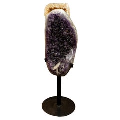 Geoda de amatista auténtica con calcita sobre soporte procedente de Brasil (50,7 lbs)