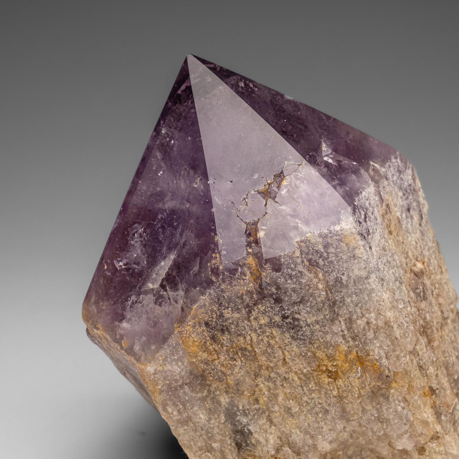 Il s'agit d'une pointe de cristal d'améthyste naturelle provenant de la mine bolivienne d'Anahi, dans le département de Santa Cruz. Ses côtés polis mettent en valeur la terminaison inhérente au cristal. L'améthyste, une forme de quartz avec des