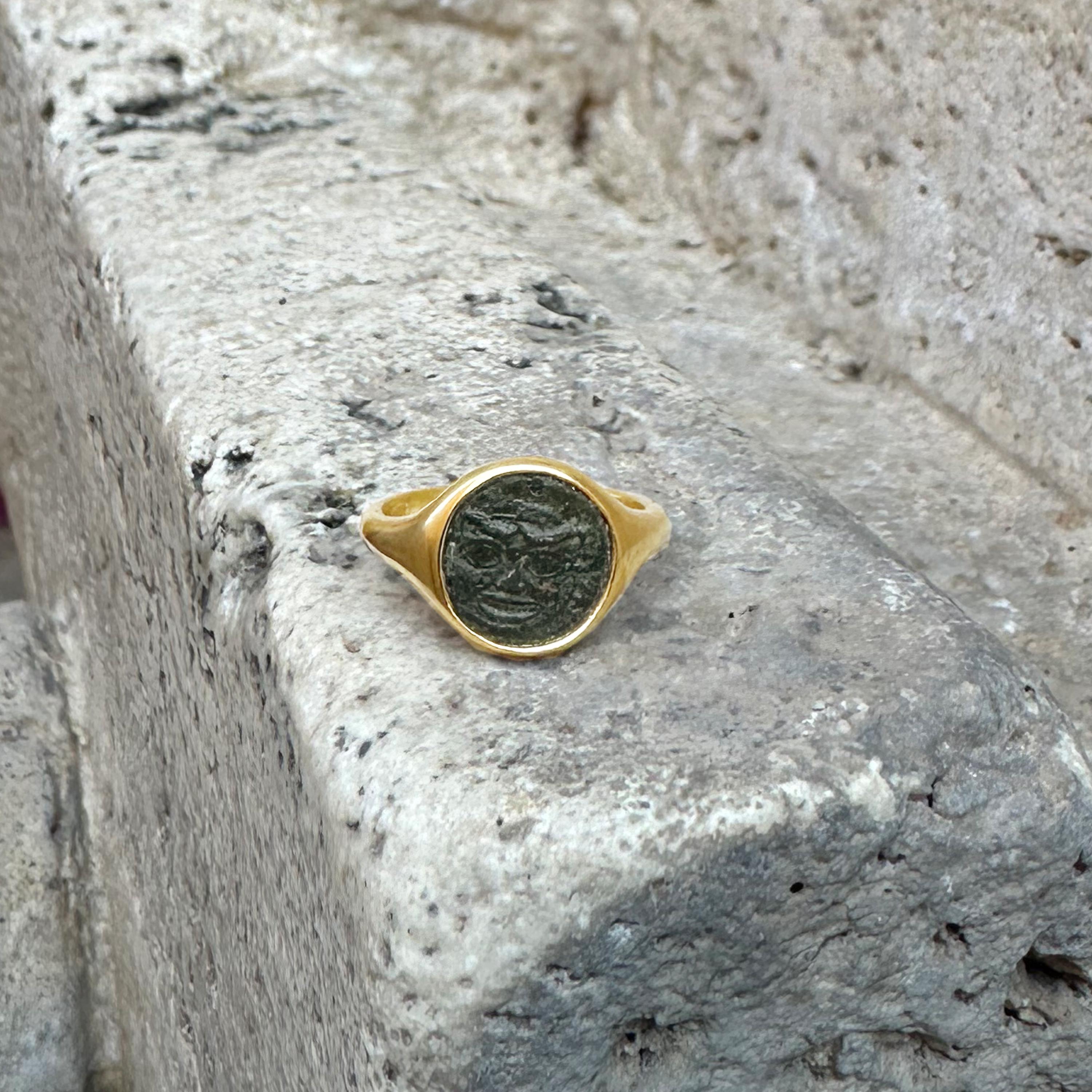 Genuine Ancient Greek Coin 4th cent. BC 18 Kt Gold Ring depicting Medusa In New Condition In Roma, IT