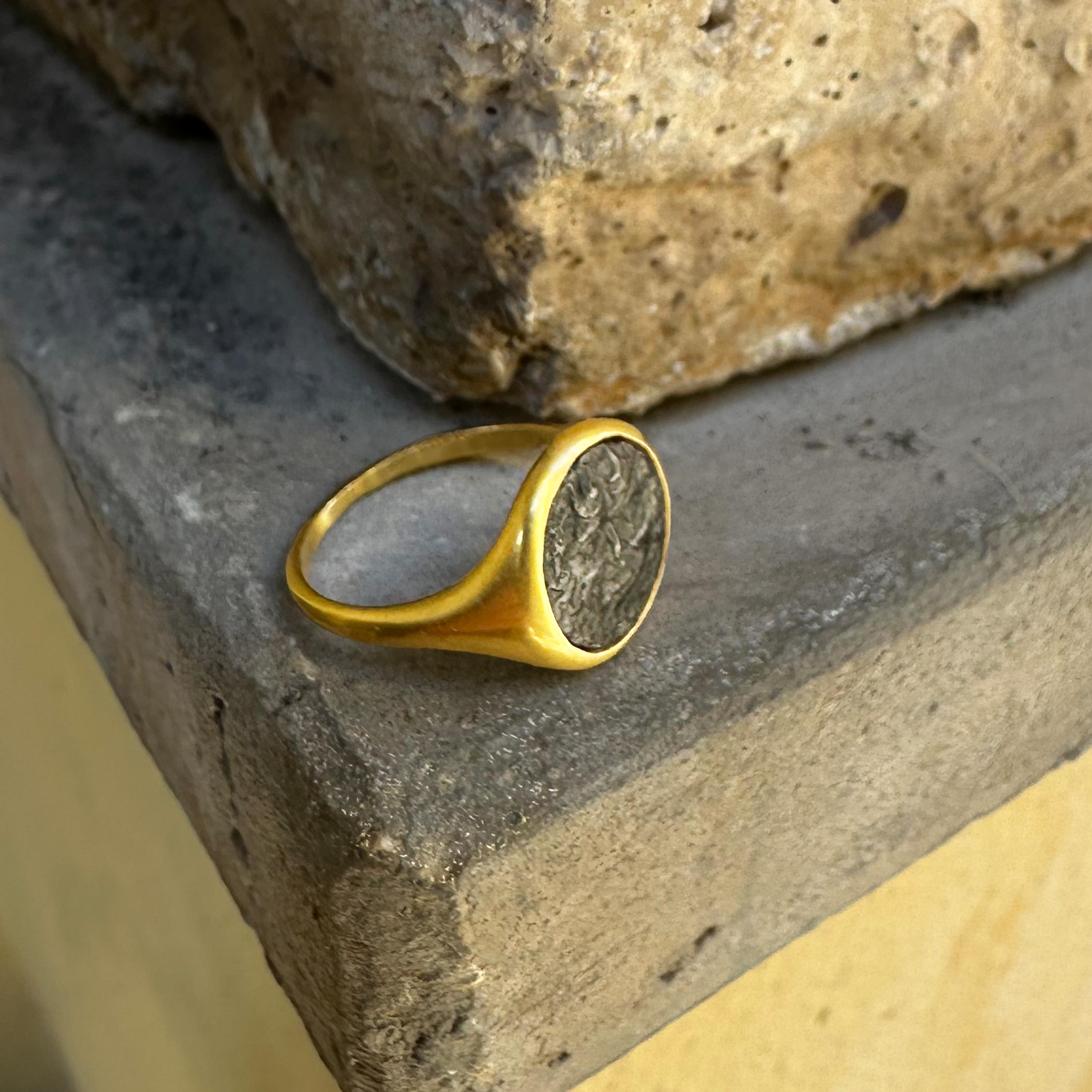 Genuine Ancient Greek Coin 4th cent. BC 18 Kt Gold Ring depicting Medusa In New Condition For Sale In Roma, IT