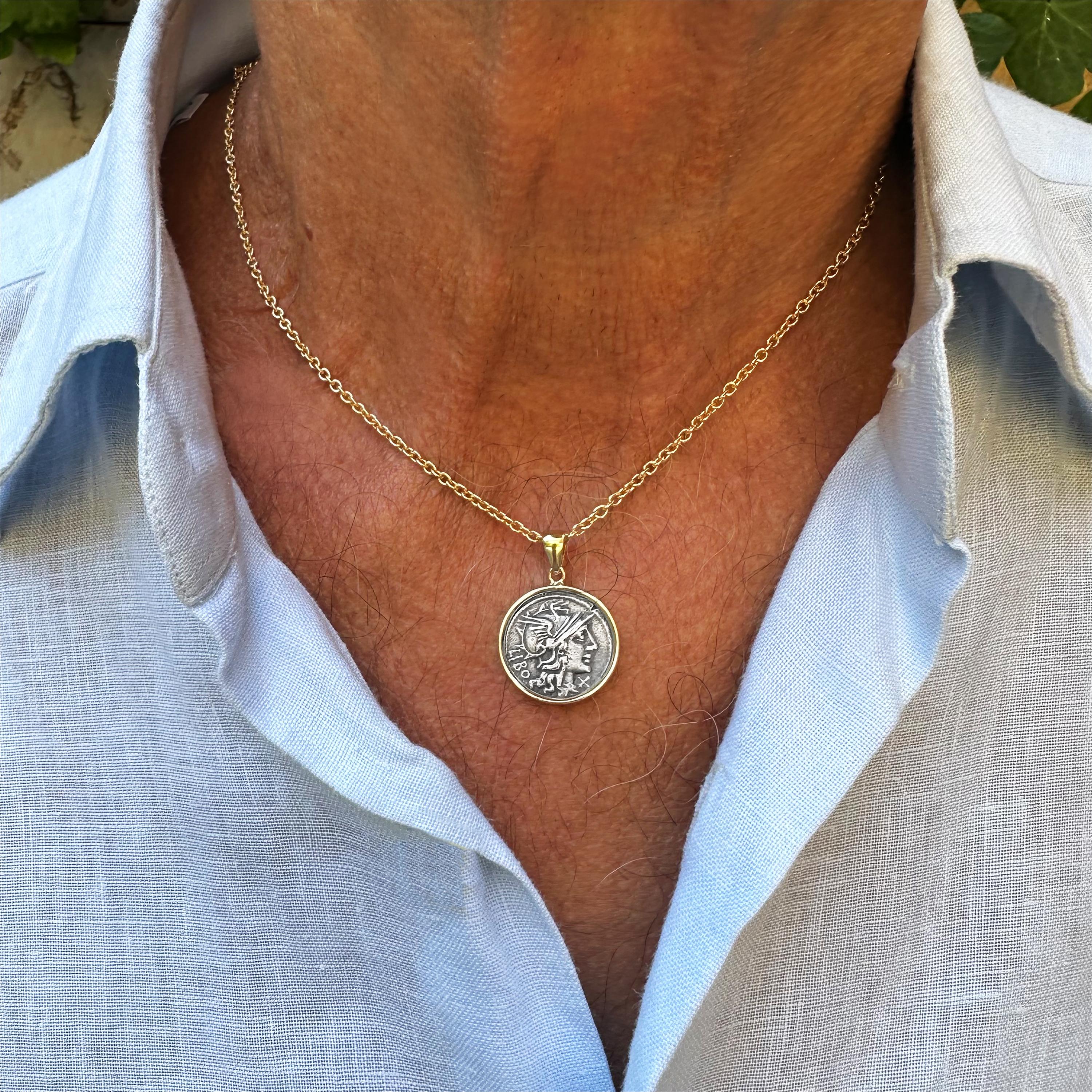 <p>Scopri uno straordinario ciondolo in oro 18kt con una moneta d'argento romana originale risalente al 148 a.C.. Questo squisito pezzo mostra un'accattivante rappresentazione della venerata Dea Rever. Sul rovescio della moneta troverai l'immagine