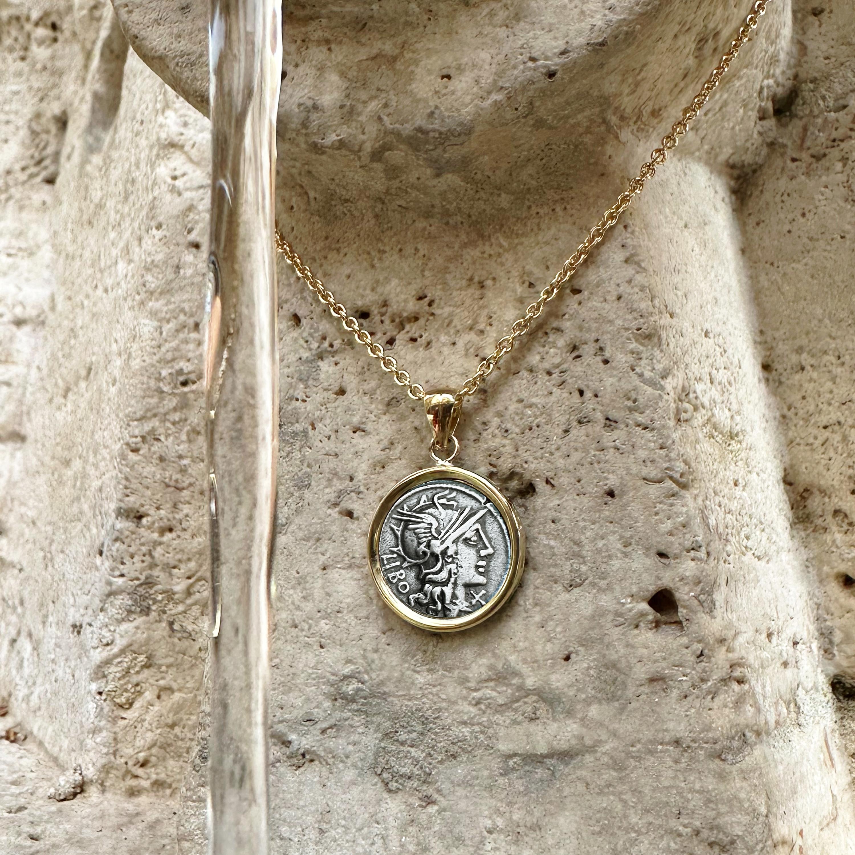 Romano classico Vera moneta romana antica 148 a.C. Ciondolo in oro 18Kt raffigurante la dea Roma