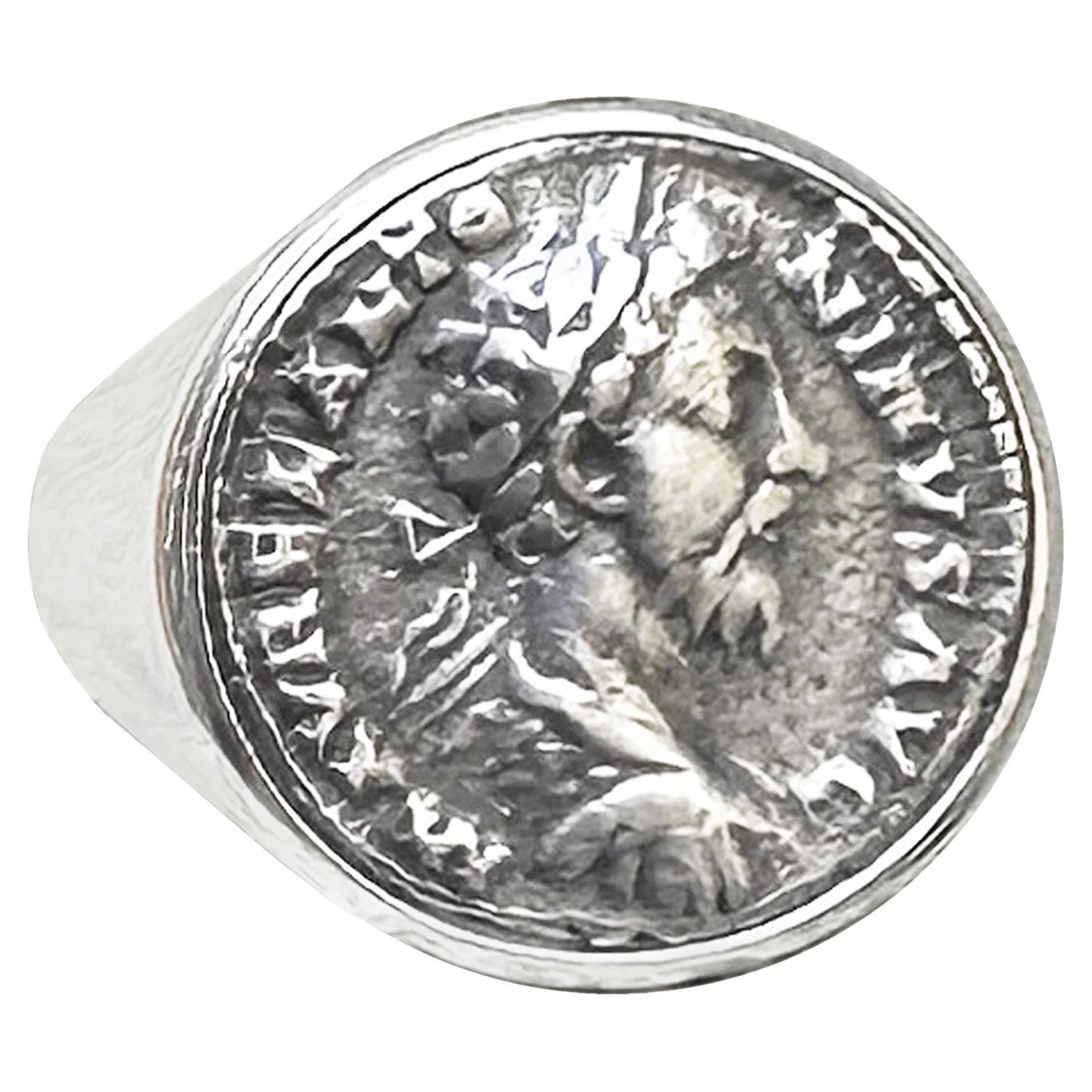 Véritable pièce de monnaie romaine antique du 2e siècle. Bague AD représentant l'empereur Marcus Aurelius en vente