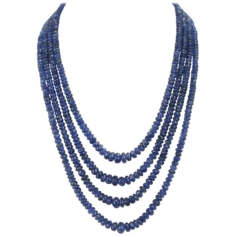 Collier authentique et naturel de perles à facettes en saphir bleu fin En  vente sur 1stDibs