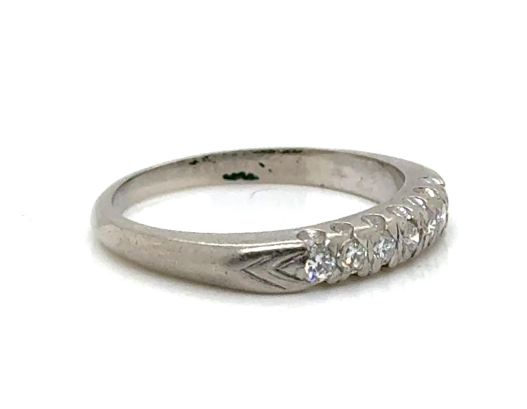 Echtes Original Art Deco Antik aus den 1930er Jahren Ehering .21ct Diamond Platinum Anniversary Ring 



Präsentiert 7 saubere und farblose natürliche Diamanten mit rundem Brillantschliff

Garantiert 100% natürlich abgebaute Diamanten

Bestehend aus