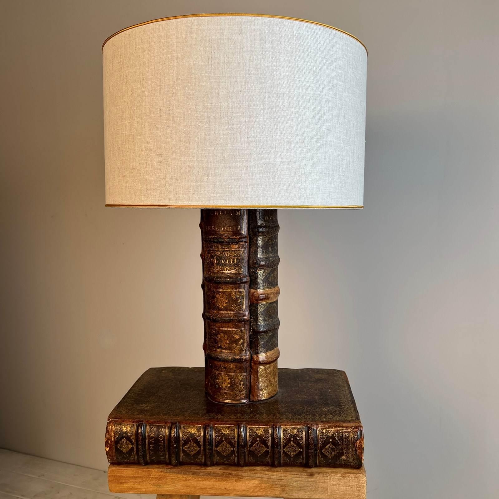 Ein echtes antikes Leder Buch Lampe. Ein attraktives Stück dekorative Beleuchtung von guter Größe mit einer wunderbaren Wärme und Patina, um die antiken Bücher. Die Lampe ist 50cm hoch ohne den Schirm. Der Buchsockel misst 37cm x 25cm. PAT-geprüft.