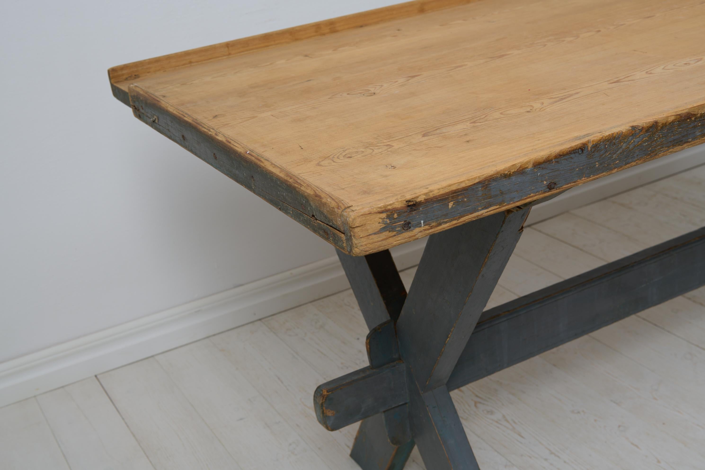Table de salle à manger ou de travail suédoise d'antiquités sur tréteaux peintes du Nord en vente 4