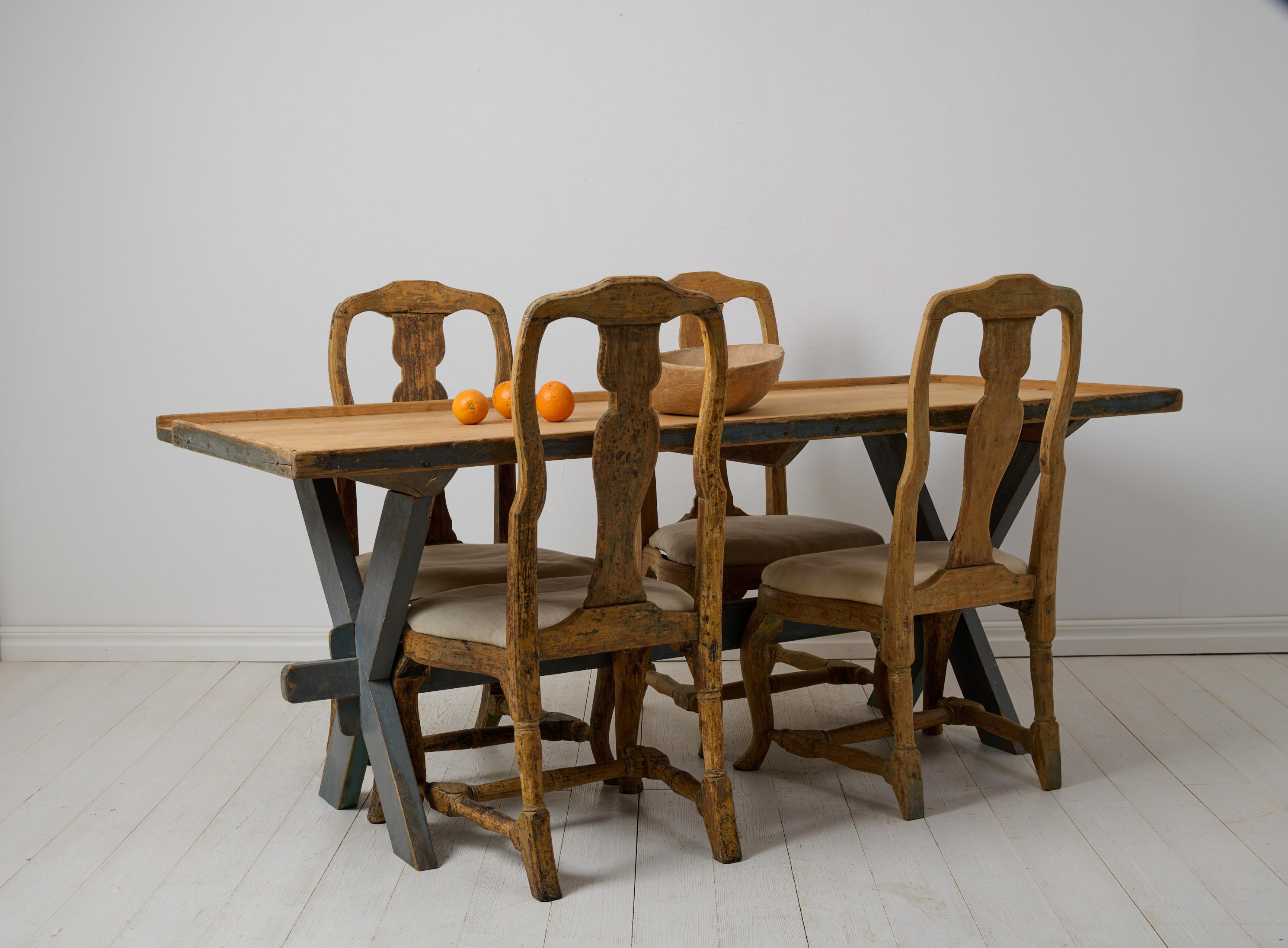 Country Table de salle à manger ou de travail suédoise d'antiquités sur tréteaux peintes du Nord en vente