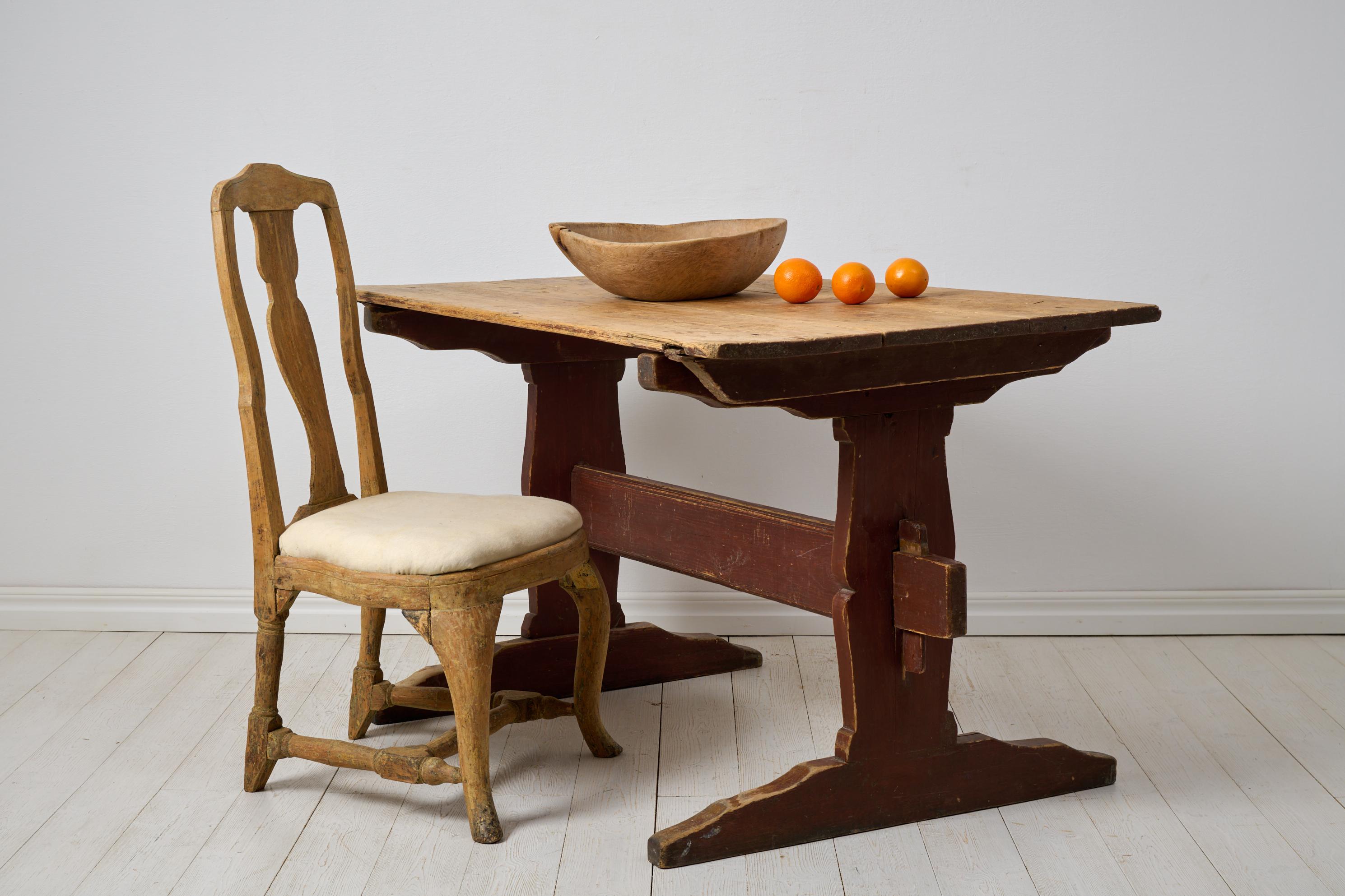 Fait main Genuine table de salle à manger ou de travail suédoise ancienne en pin du Nord, de style rustique  en vente