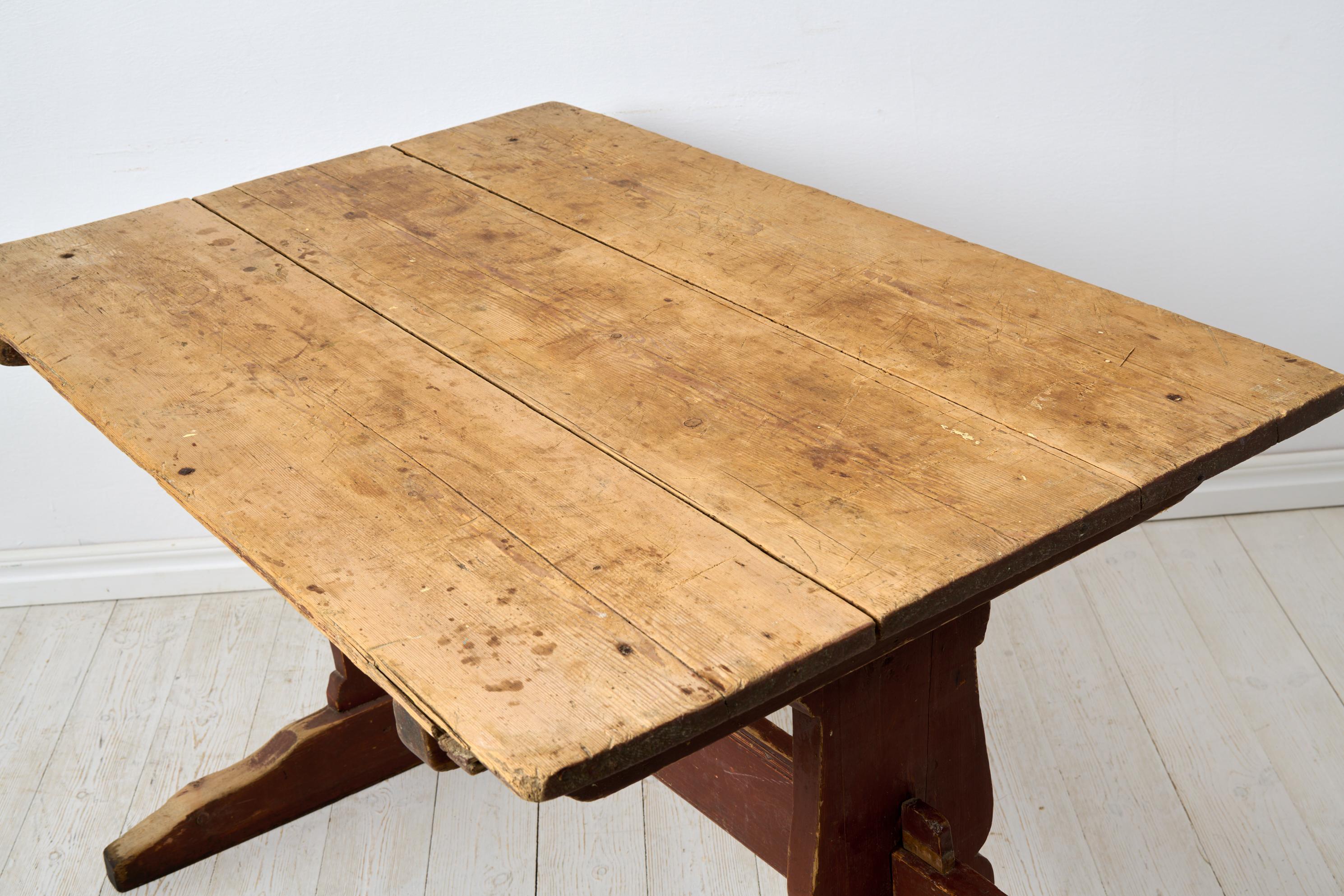 Genuine table de salle à manger ou de travail suédoise ancienne en pin du Nord, de style rustique  Bon état - En vente à Kramfors, SE