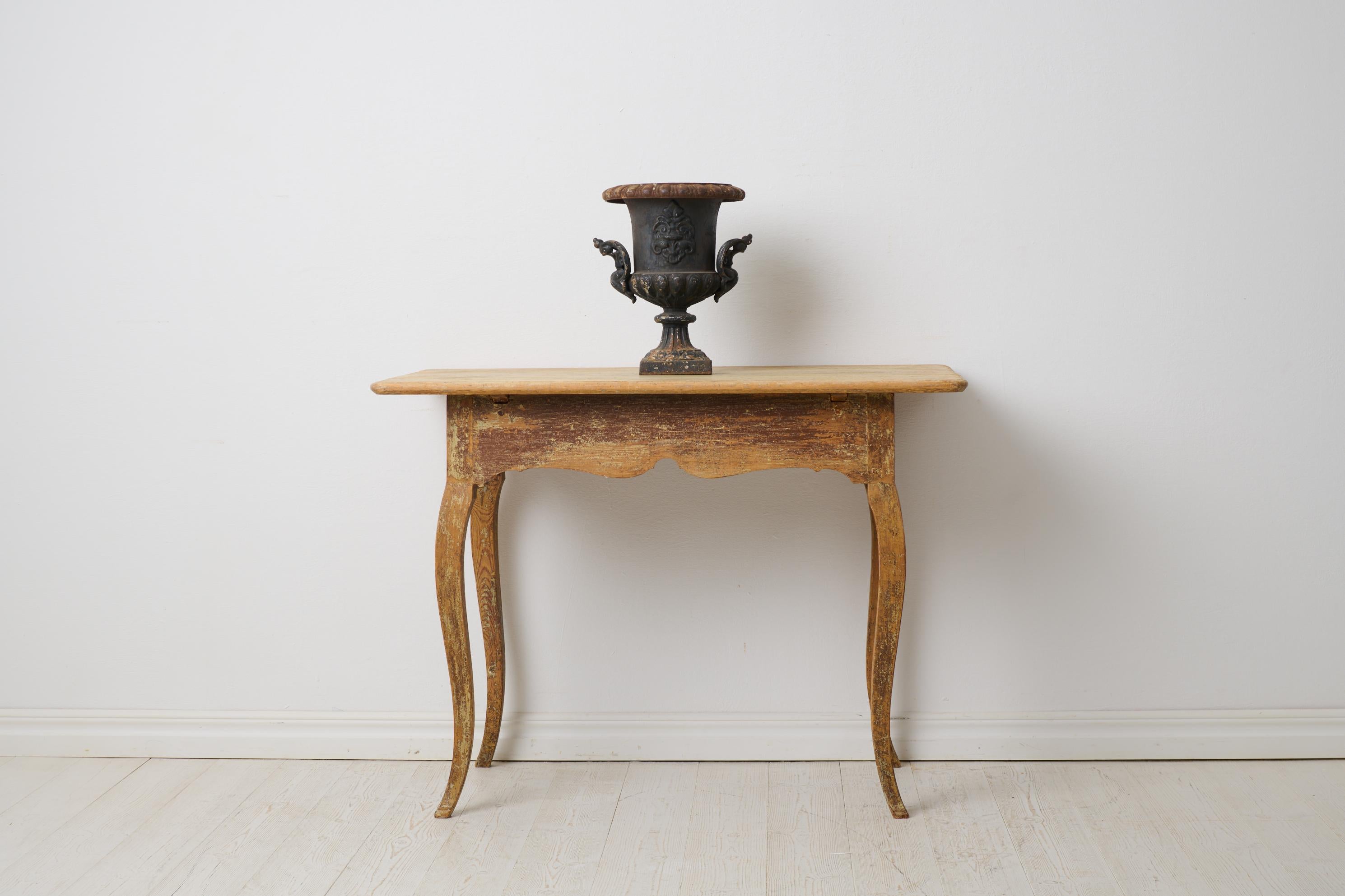 Auténtica mesa rococó antigua del norte de Suecia. La mesa rectangular e igual por ambos lados. Del periodo rococó, hacia 1770. La mesa tiene patas elegantemente surcadas y un delantal biselado. Superficie rústica única que muestra la historia de la