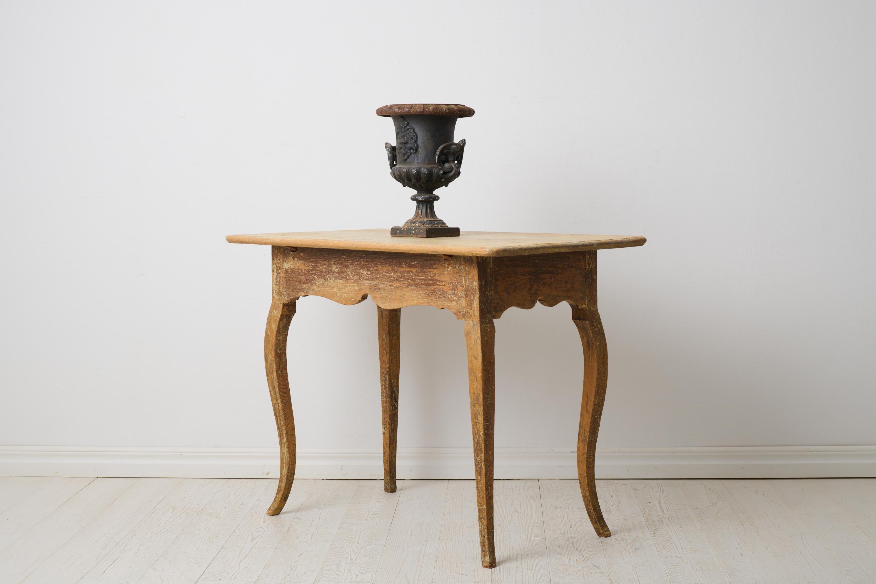 Antigua mesa de centro rococó del norte de Suecia con elegantes patas curvadas Rococó en venta