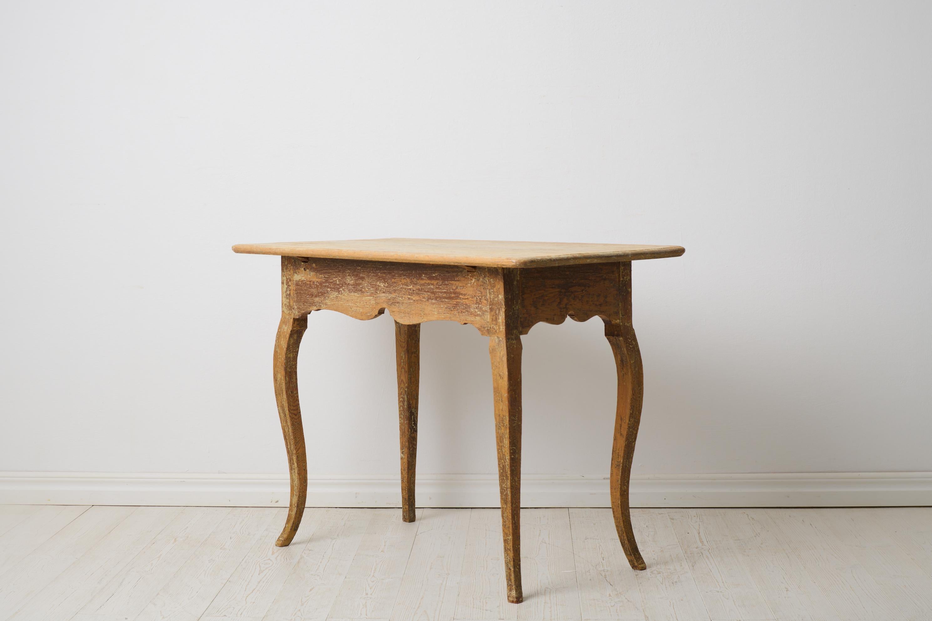 Antigua mesa de centro rococó del norte de Suecia con elegantes patas curvadas Sueco en venta