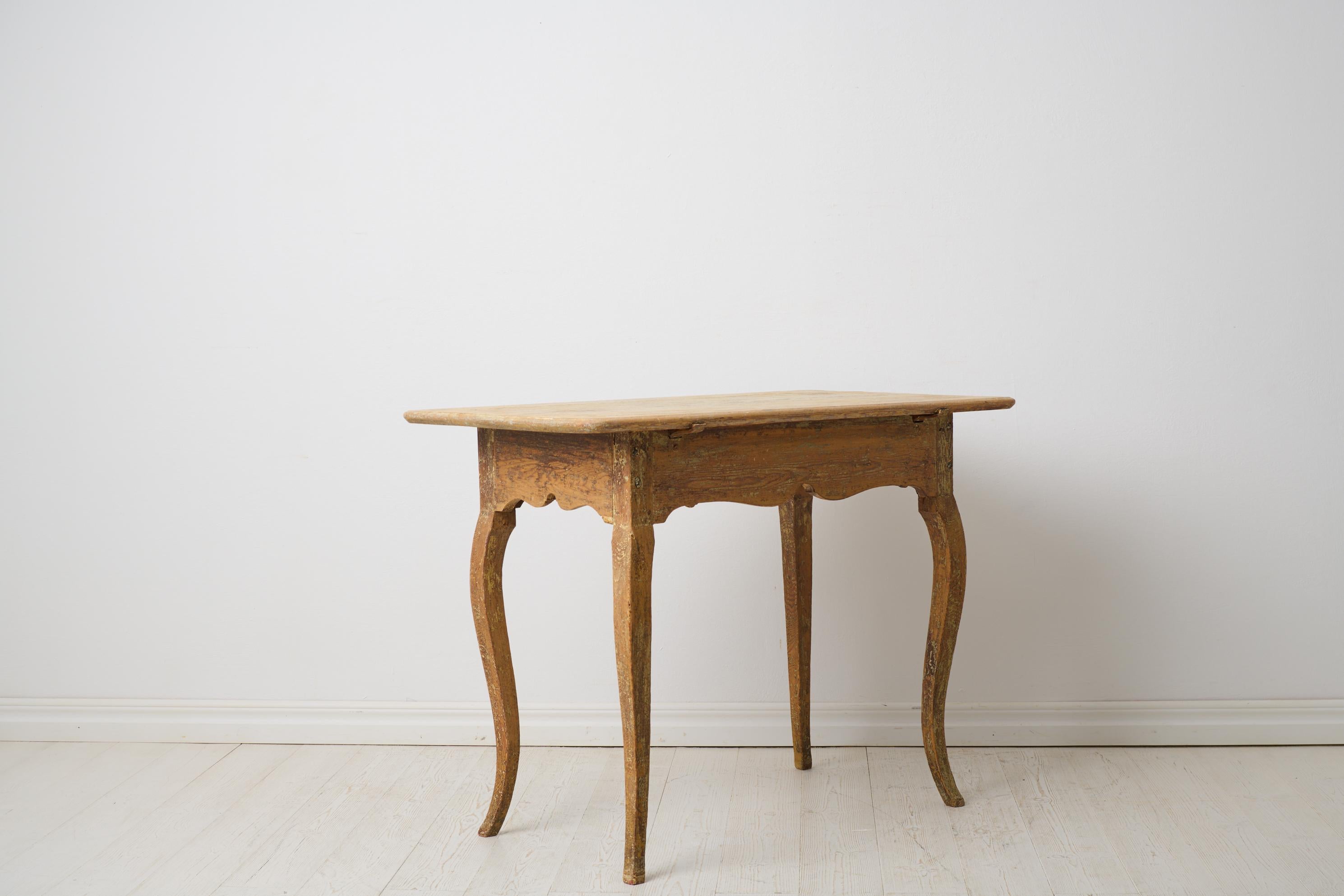 Antigua mesa de centro rococó del norte de Suecia con elegantes patas curvadas Hecho a mano en venta