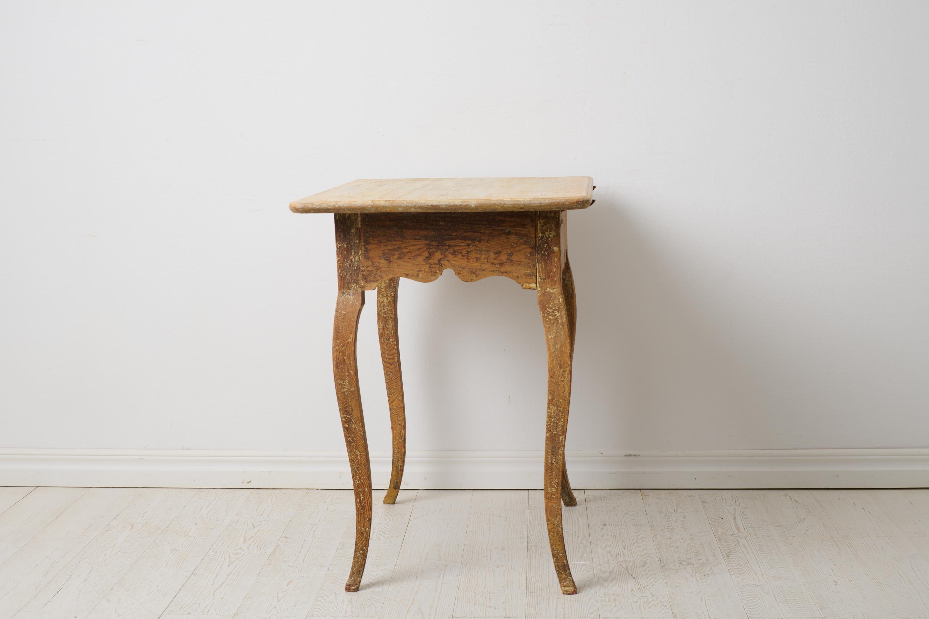 Antigua mesa de centro rococó del norte de Suecia con elegantes patas curvadas en Bueno estado para la venta en Kramfors, SE