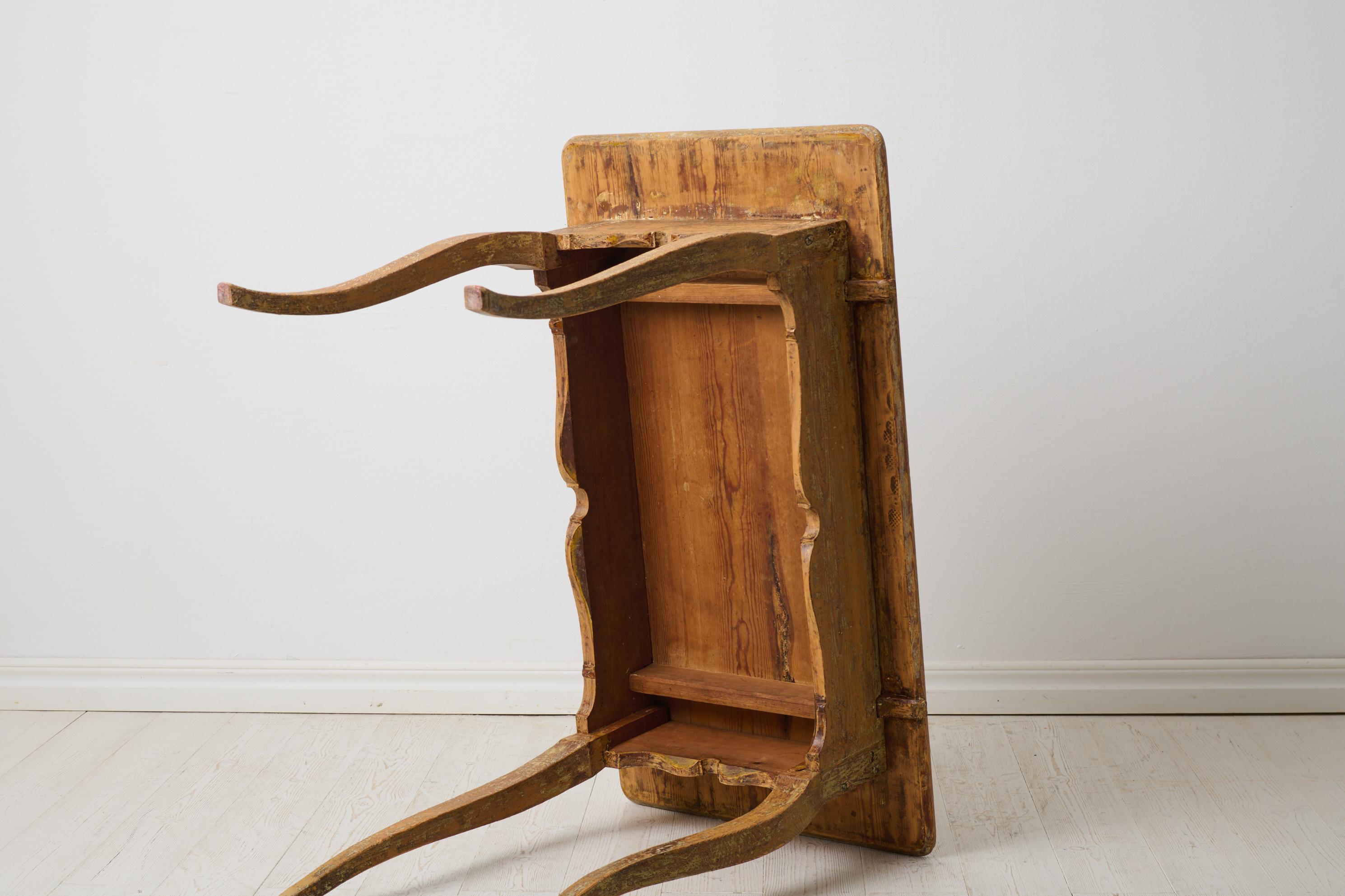 Antigua mesa de centro rococó del norte de Suecia con elegantes patas curvadas siglo XVIII en venta