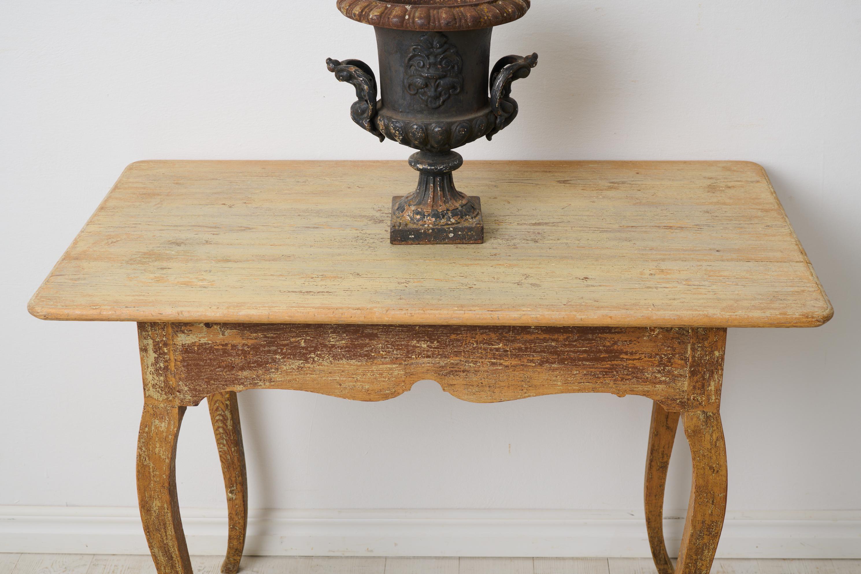 Antigua mesa de centro rococó del norte de Suecia con elegantes patas curvadas Pino en venta