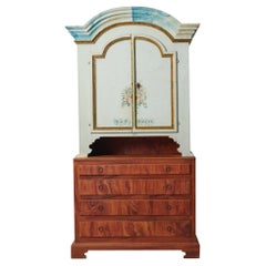 Authentique cabinet de campagne rococo en pin, grand et ancien, de style suédois du nord