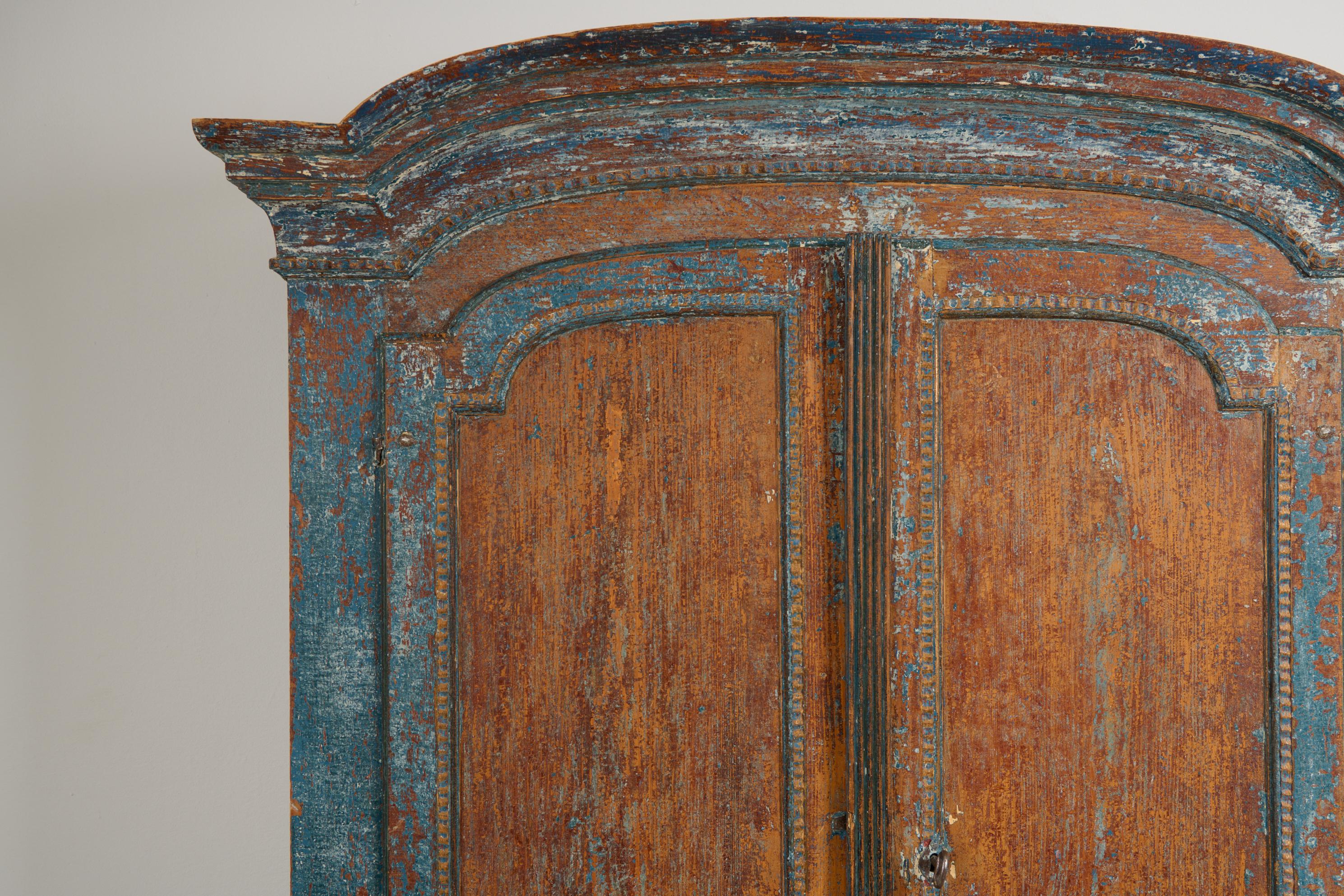 Auténtico Armario Sueco Antiguo de Arte Popular en estilo rococó con pintura azul rústica 4
