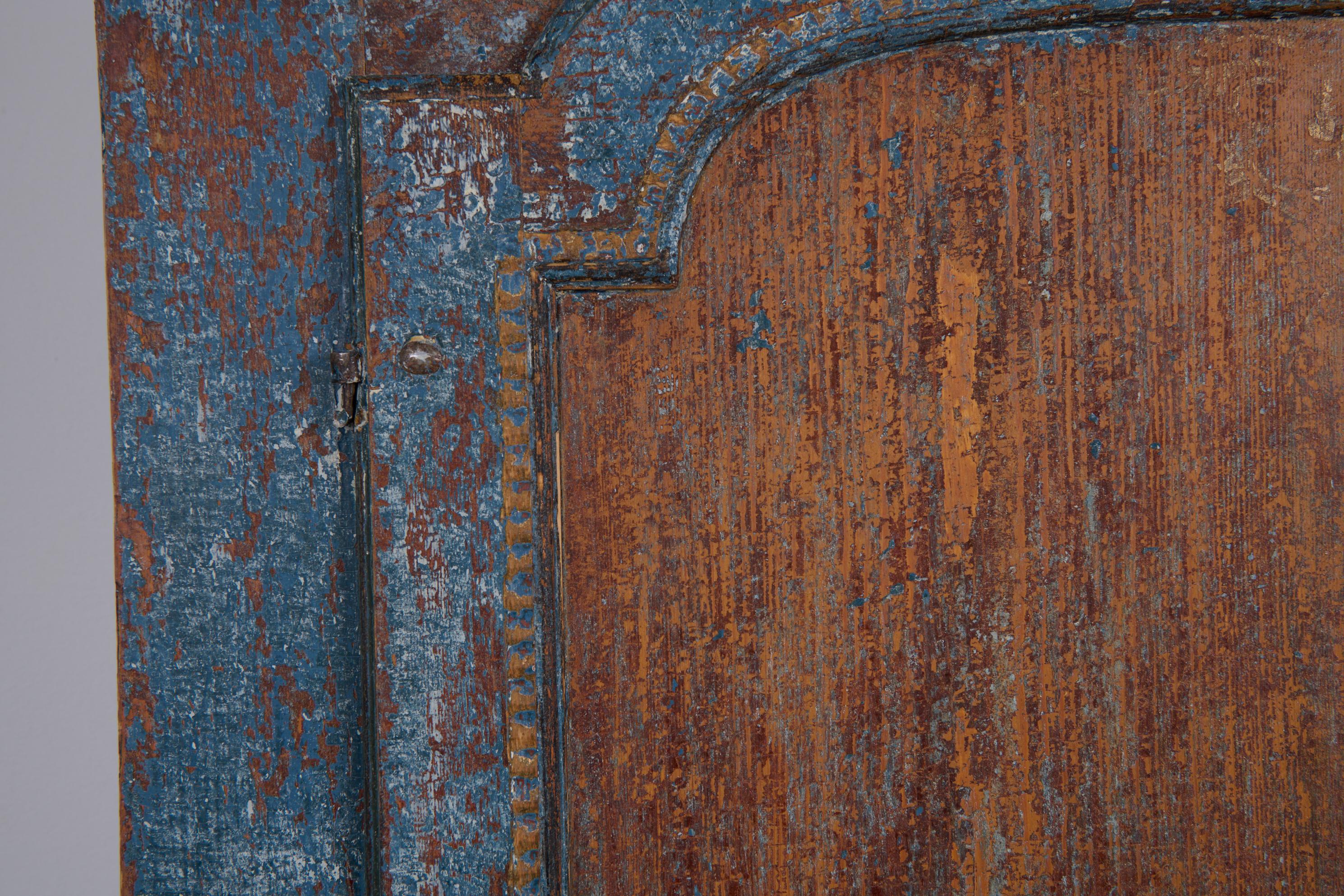Auténtico Armario Sueco Antiguo de Arte Popular en estilo rococó con pintura azul rústica 7