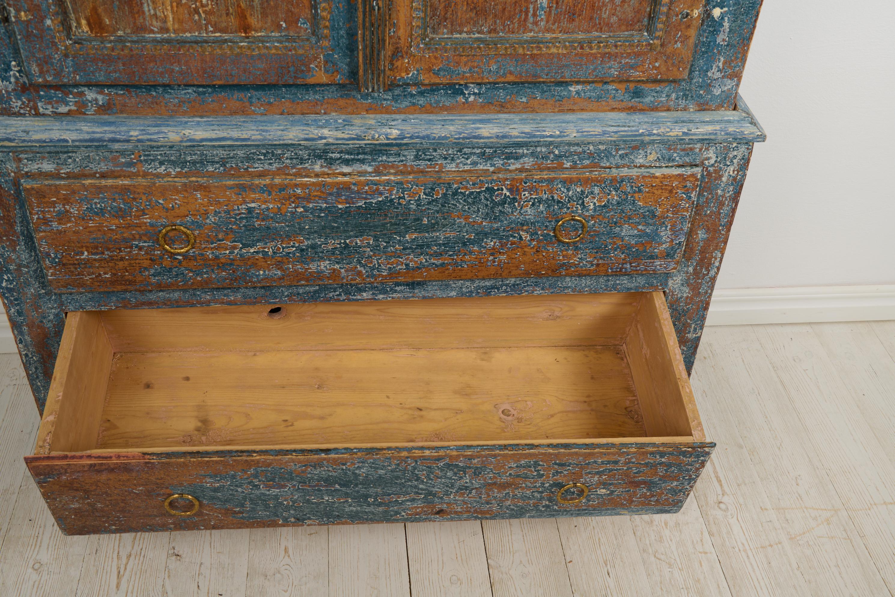 Auténtico Armario Sueco Antiguo de Arte Popular en estilo rococó con pintura azul rústica 9