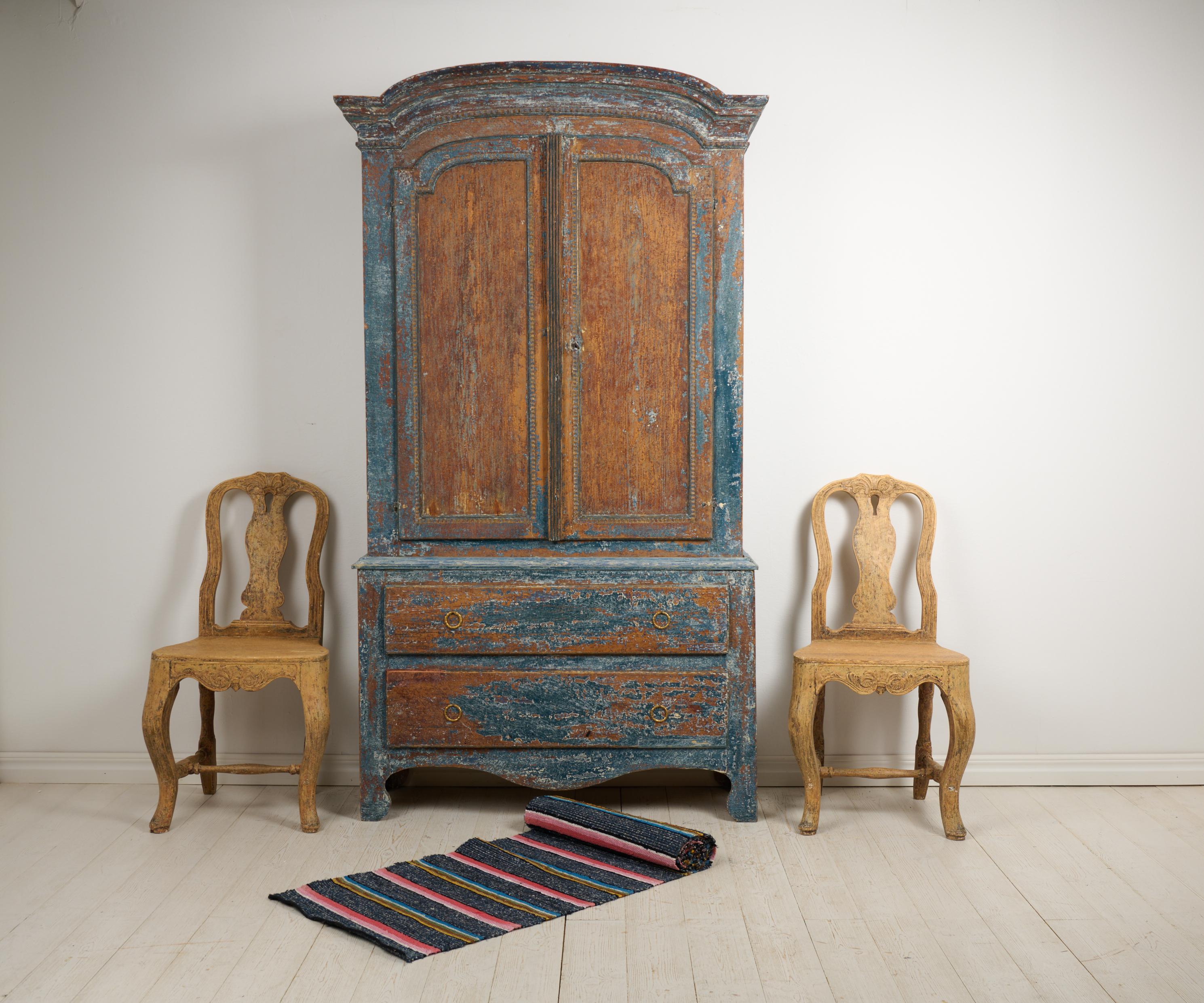 Auténtico armario antiguo de arte popular rococó del norte de Suecia, fabricado a finales del siglo XIX, hacia 1780. Este armario antiguo está fabricado en pino macizo y puede separarse en dos partes. La antigua pintura histórica de principios de