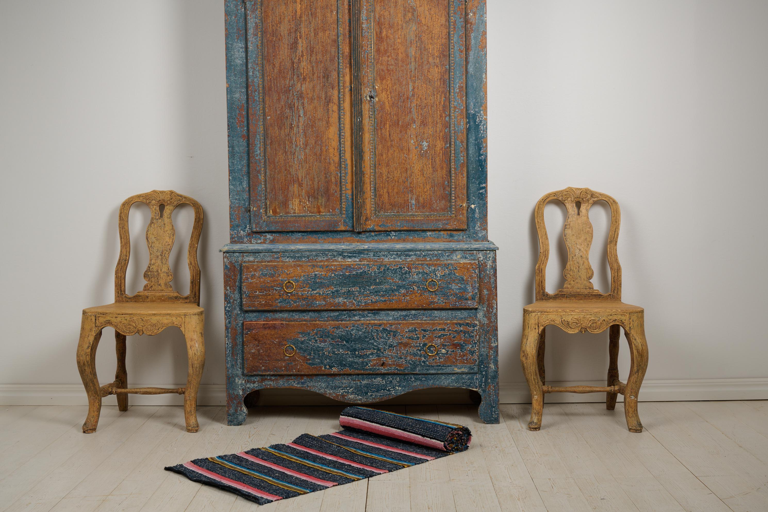 Auténtico Armario Sueco Antiguo de Arte Popular en estilo rococó con pintura azul rústica Rococó