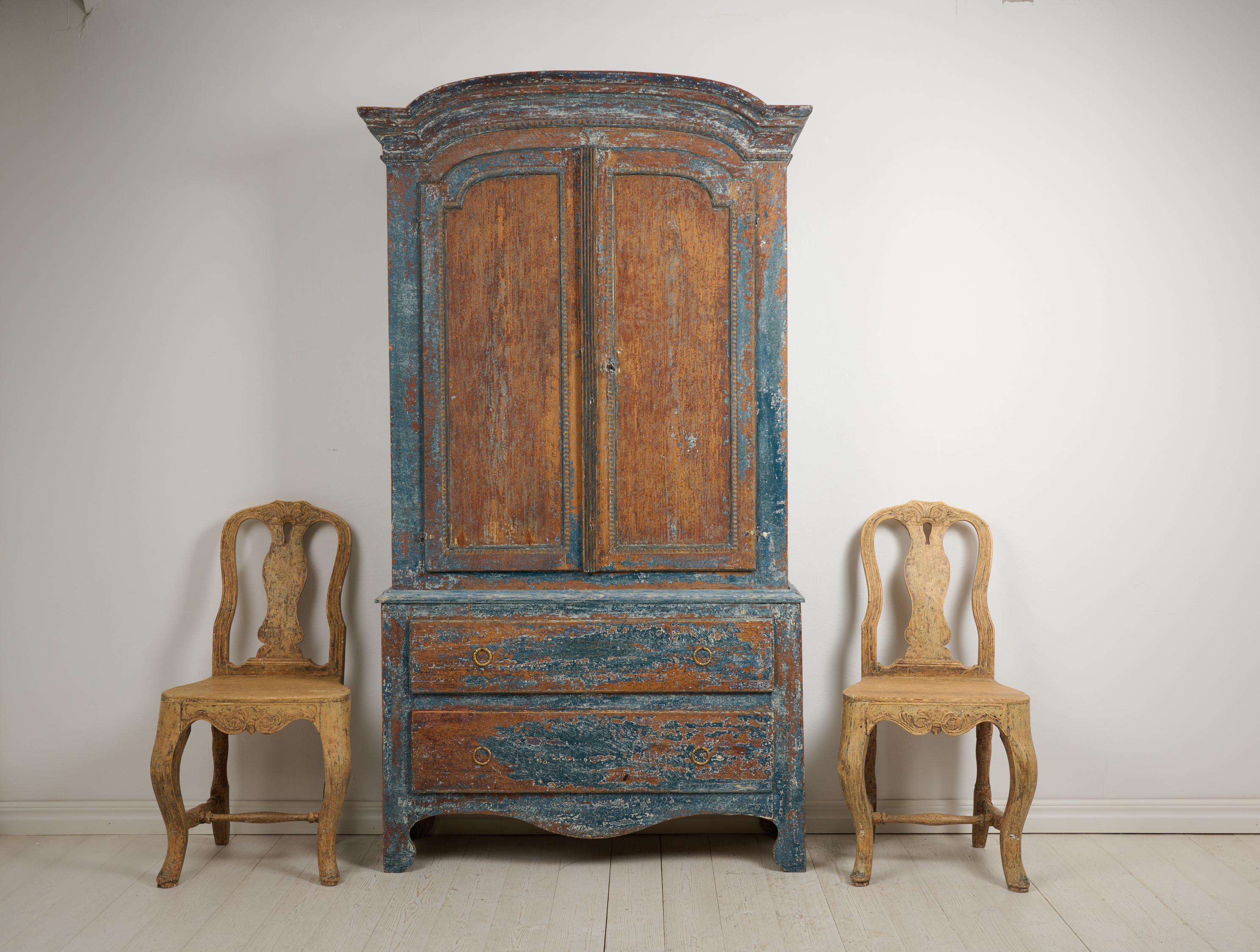 Auténtico Armario Sueco Antiguo de Arte Popular en estilo rococó con pintura azul rústica Hecho a mano