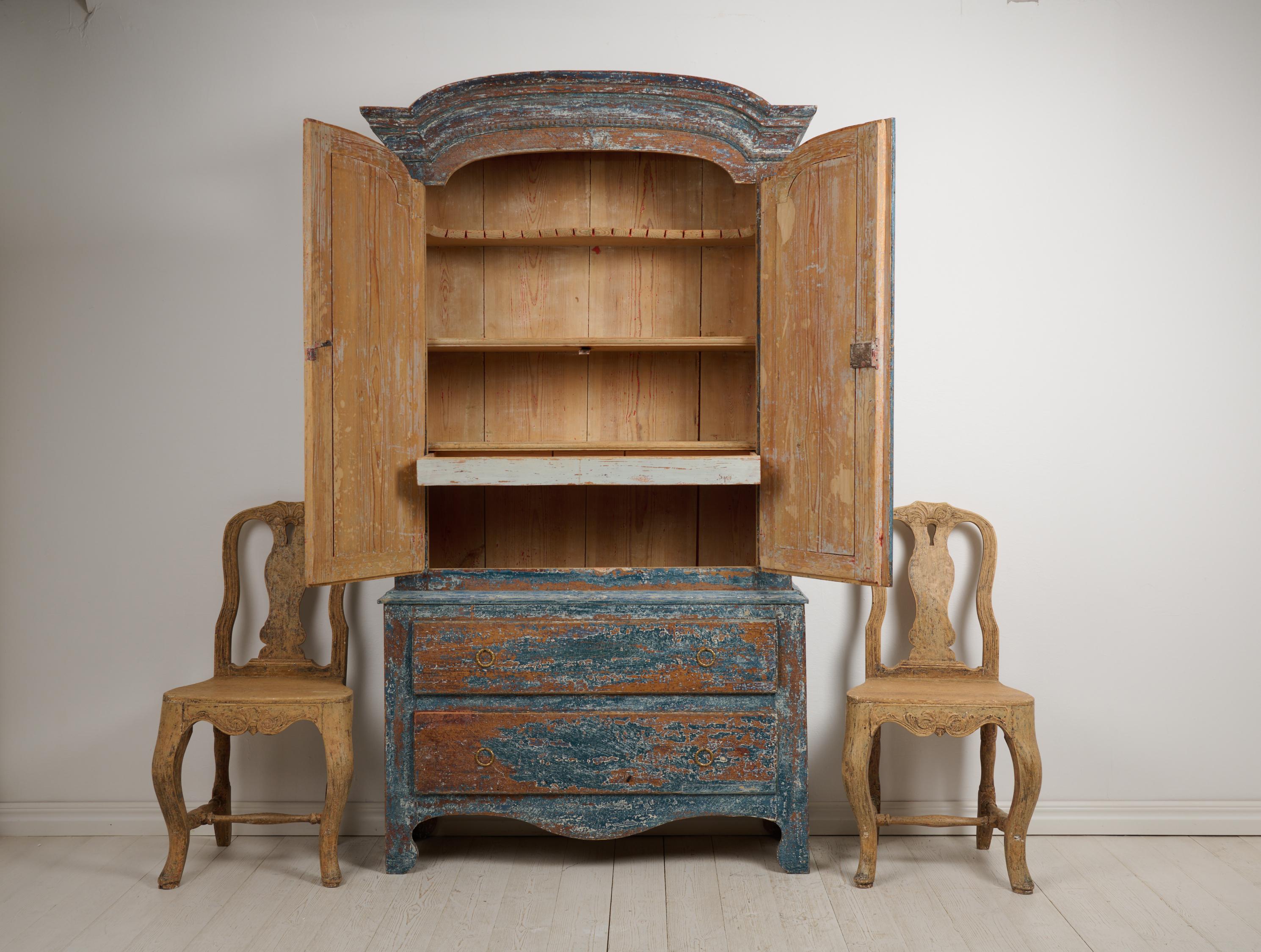 Auténtico Armario Sueco Antiguo de Arte Popular en estilo rococó con pintura azul rústica en Bueno Estado en Kramfors, SE