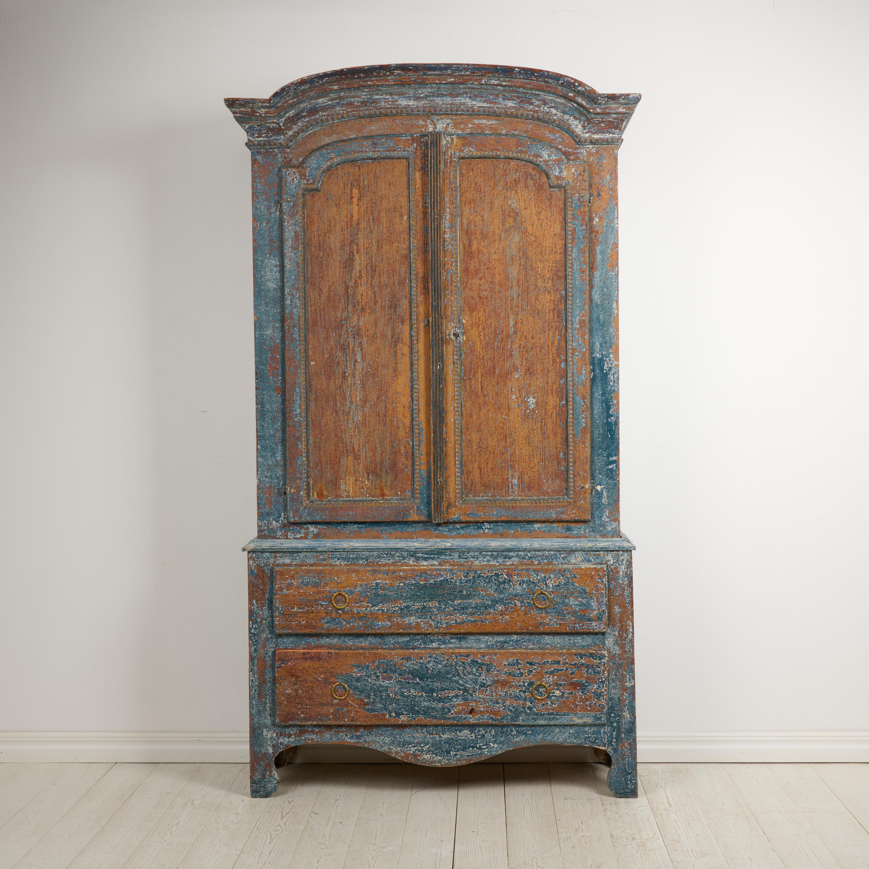 Auténtico Armario Sueco Antiguo de Arte Popular en estilo rococó con pintura azul rústica 1