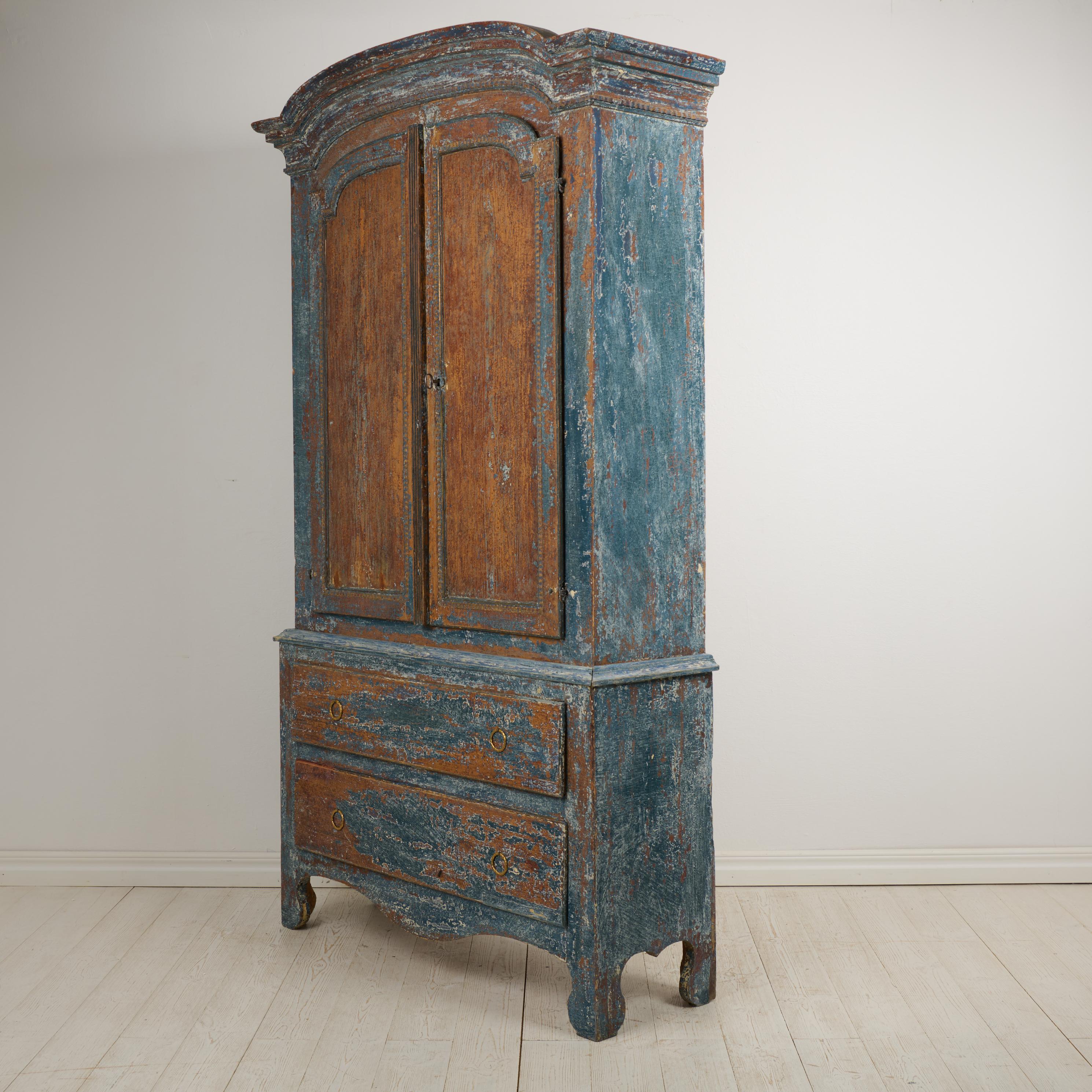 Auténtico Armario Sueco Antiguo de Arte Popular en estilo rococó con pintura azul rústica 2