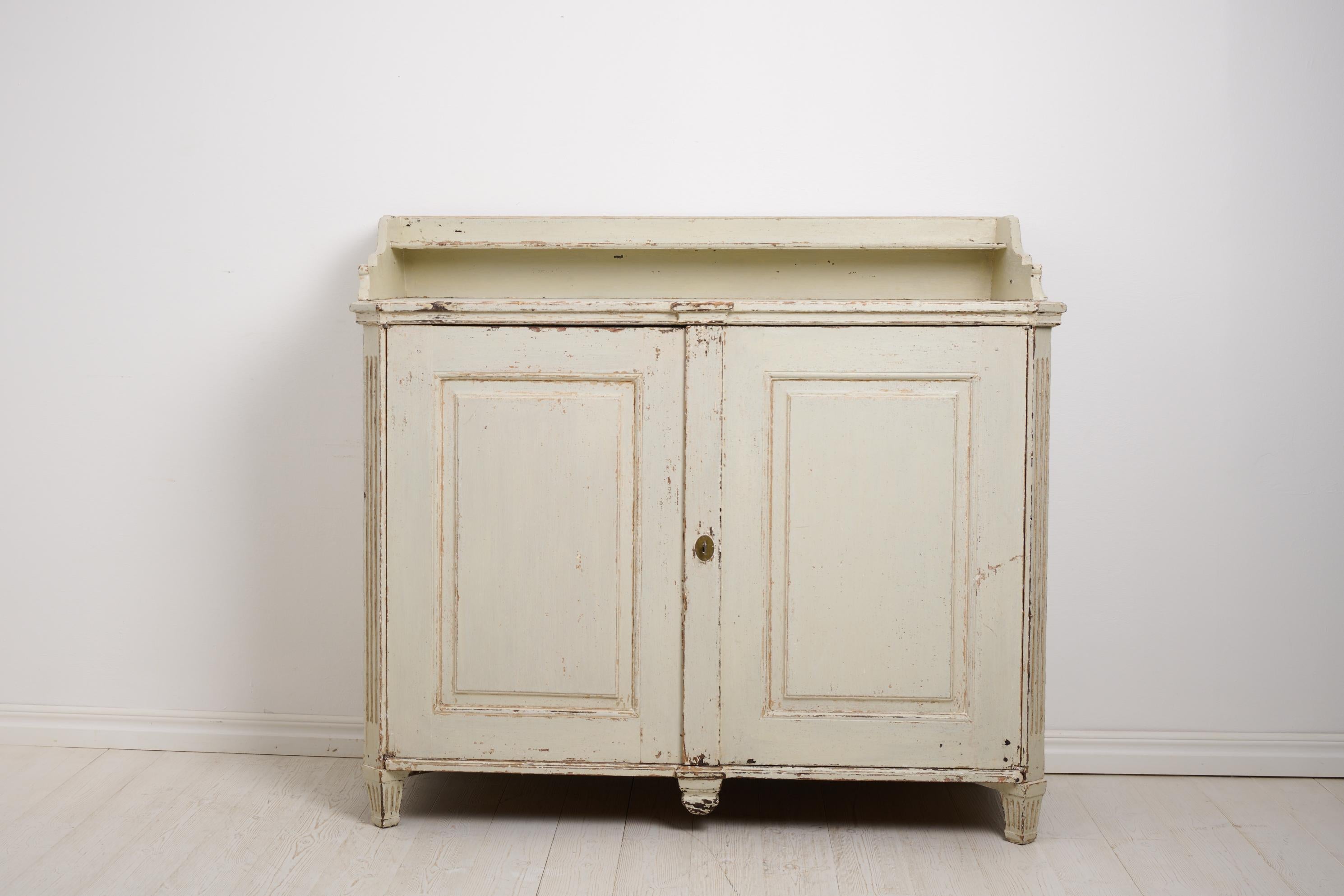 Genuine Antique Swedish Gustavian Period Sideboard with Light Distressed Paint In Good Condition For Sale In Kramfors, SE