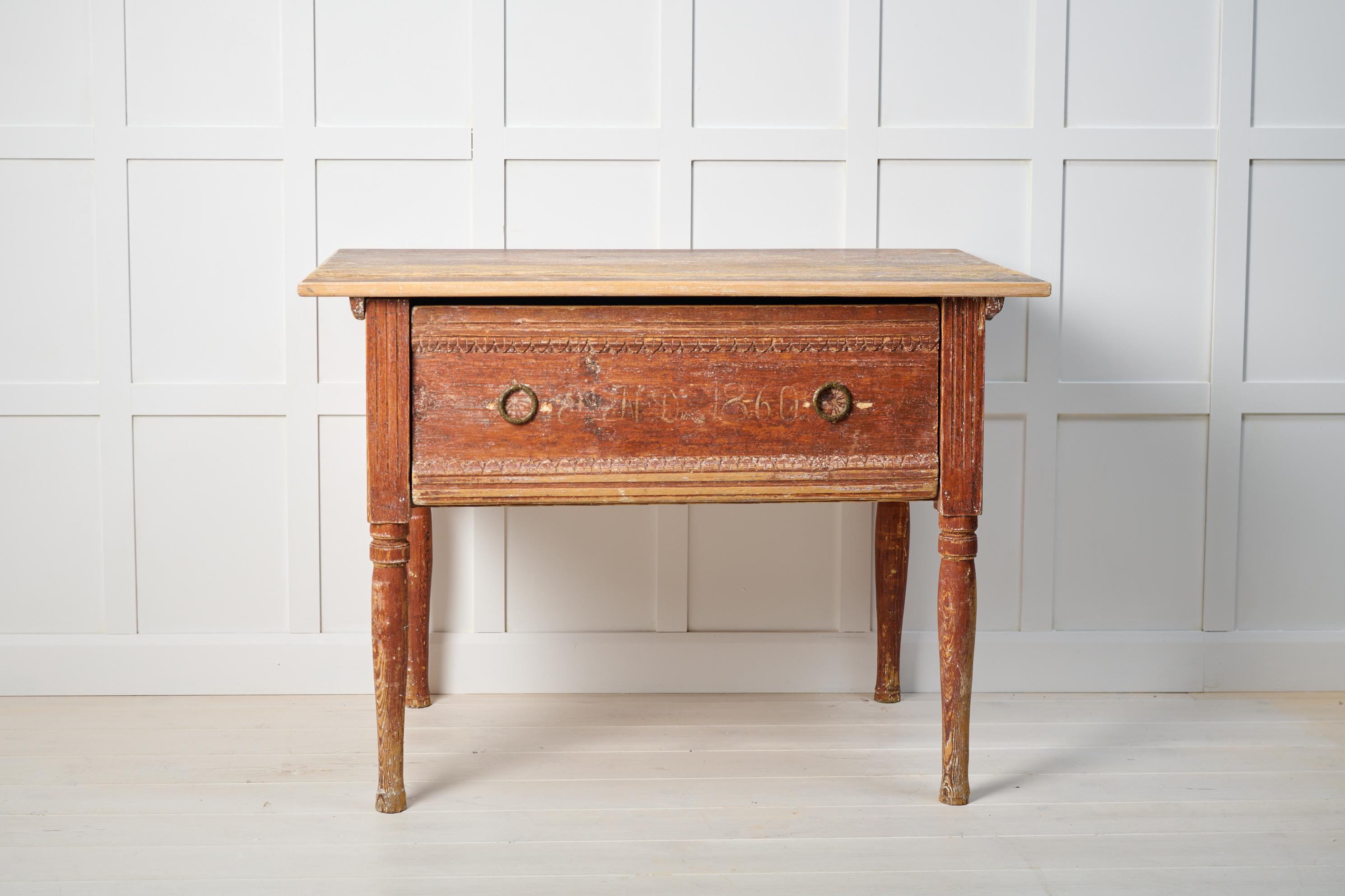 Antiker schwedischer Landhaustisch von 1860. Der Tisch ist ein echtes Landhausmöbel, das von Hand bis auf die erste Farbschicht trocken geschabt wurde. Die Schublade ist mit einer Jahreszahl und Initialen versehen. Original-Schubladengriffe.