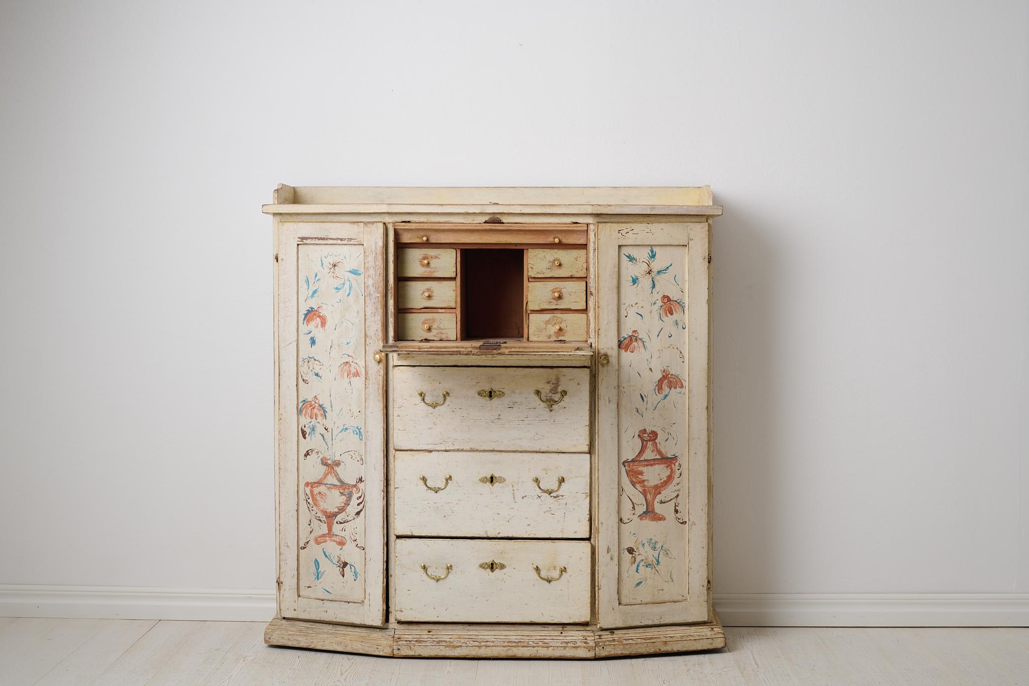 Echtes antikes schwedisches Sideboard, ein Landhausmöbel aus Nordschweden aus der Zeit um 1840. Das Sideboard ist ein Kombinationsmöbel mit Türen, Schubladen und einer Schreibtischplatte. Handgefertigt aus massivem Kiefernholz mit der ursprünglichen
