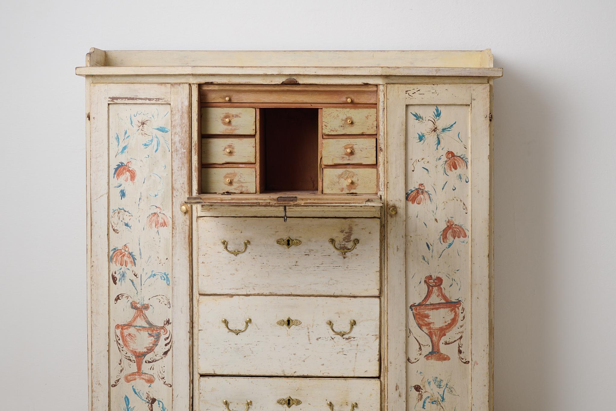 Genuines antikes schwedisches Sideboard, Schubladen, Türen und Schreibtisch, mit Originalfarbe im Zustand „Gut“ im Angebot in Kramfors, SE