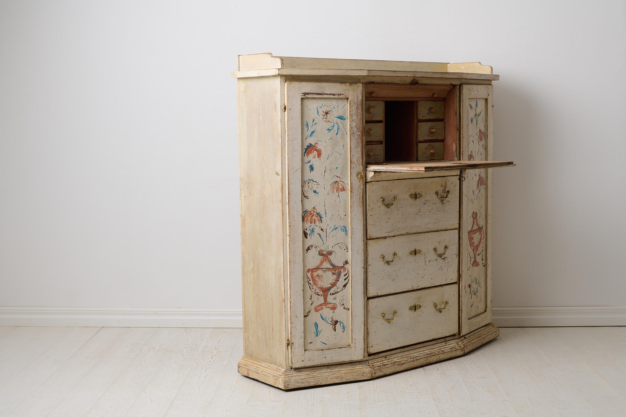 Genuines antikes schwedisches Sideboard, Schubladen, Türen und Schreibtisch, mit Originalfarbe (Kiefernholz) im Angebot