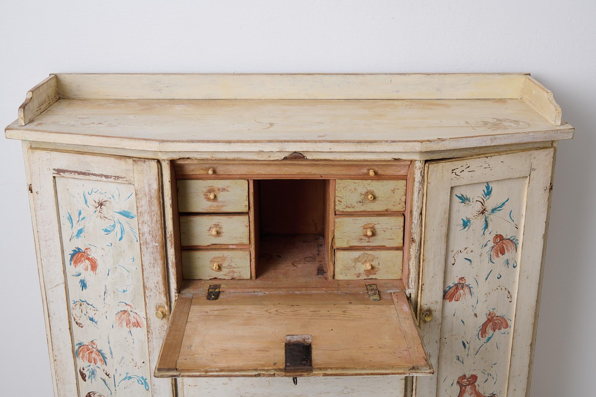 Genuines antikes schwedisches Sideboard, Schubladen, Türen und Schreibtisch, mit Originalfarbe im Angebot 1