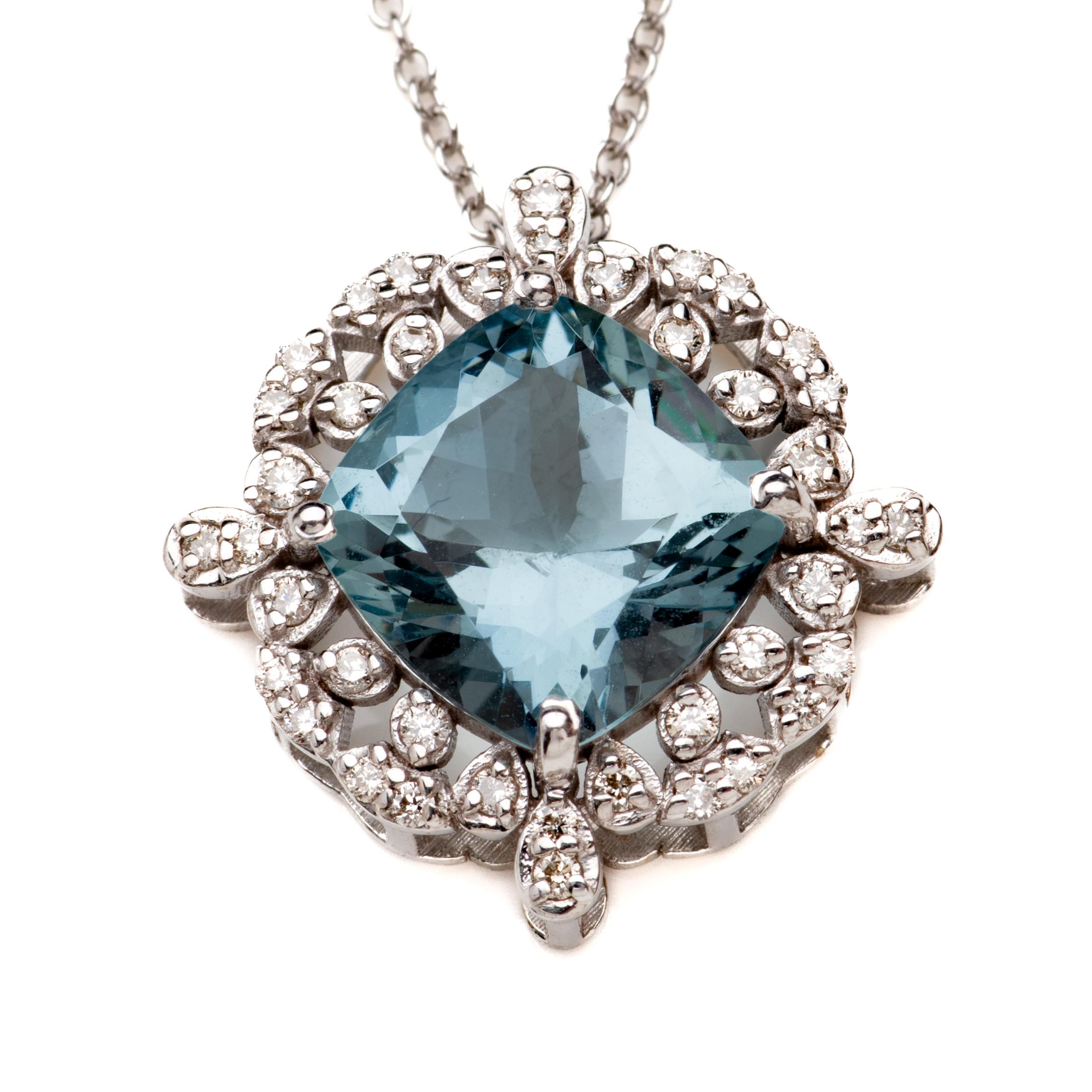 Moderne Collier avec pendentif en or blanc et diamants en aigue-marine véritable en vente