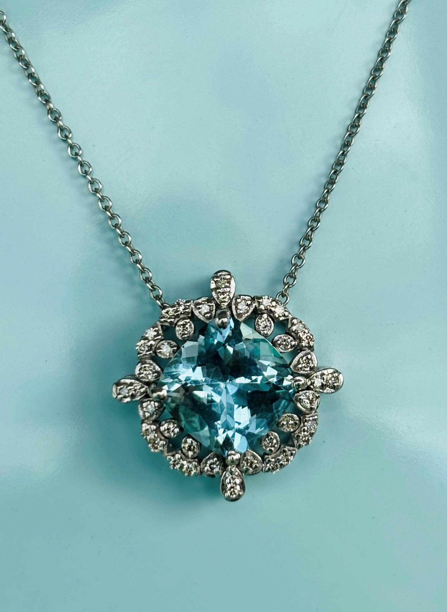 Taille coussin Collier avec pendentif en or blanc et diamants en aigue-marine véritable en vente