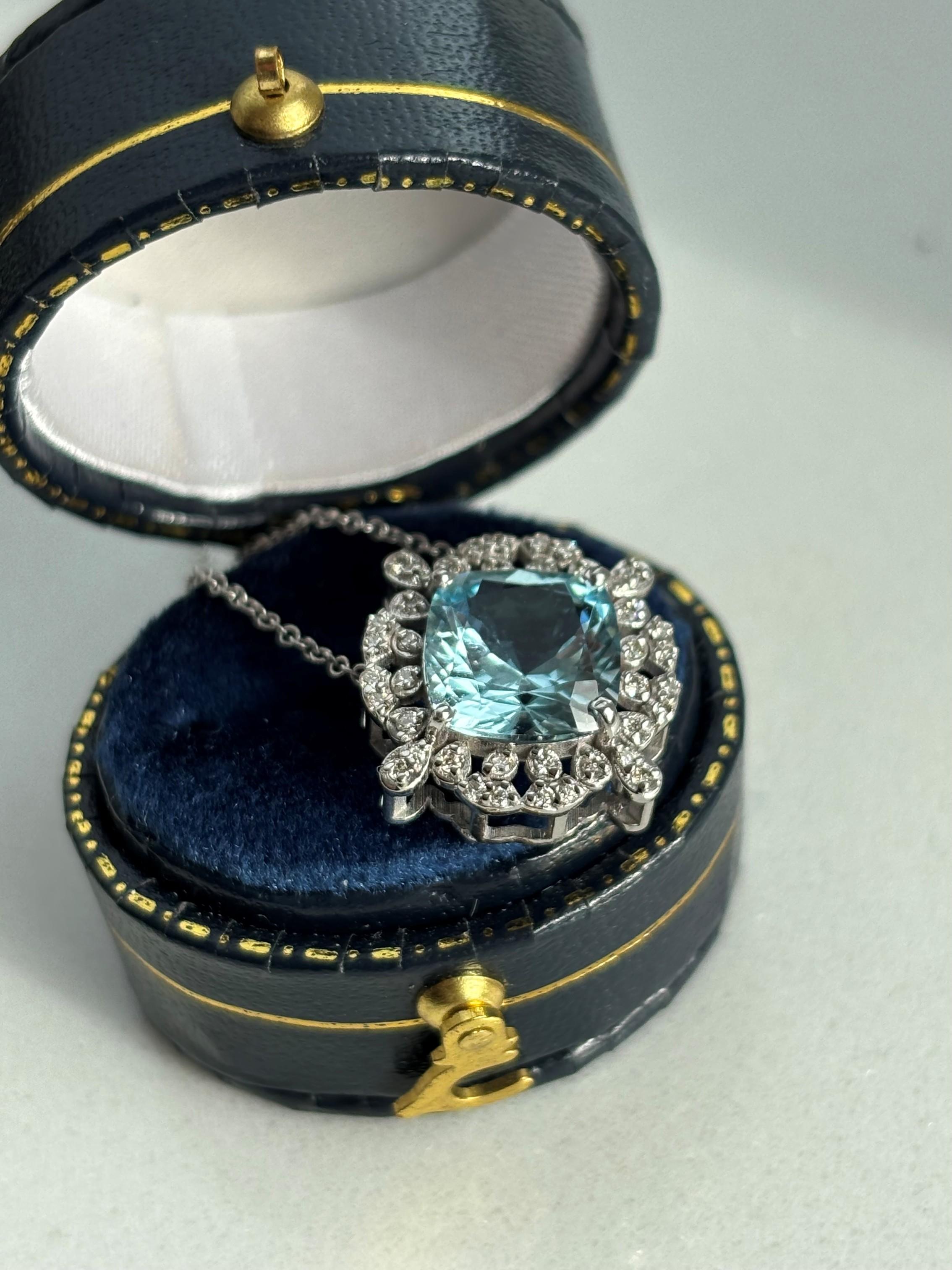 Collier avec pendentif en or blanc et diamants en aigue-marine véritable Unisexe en vente