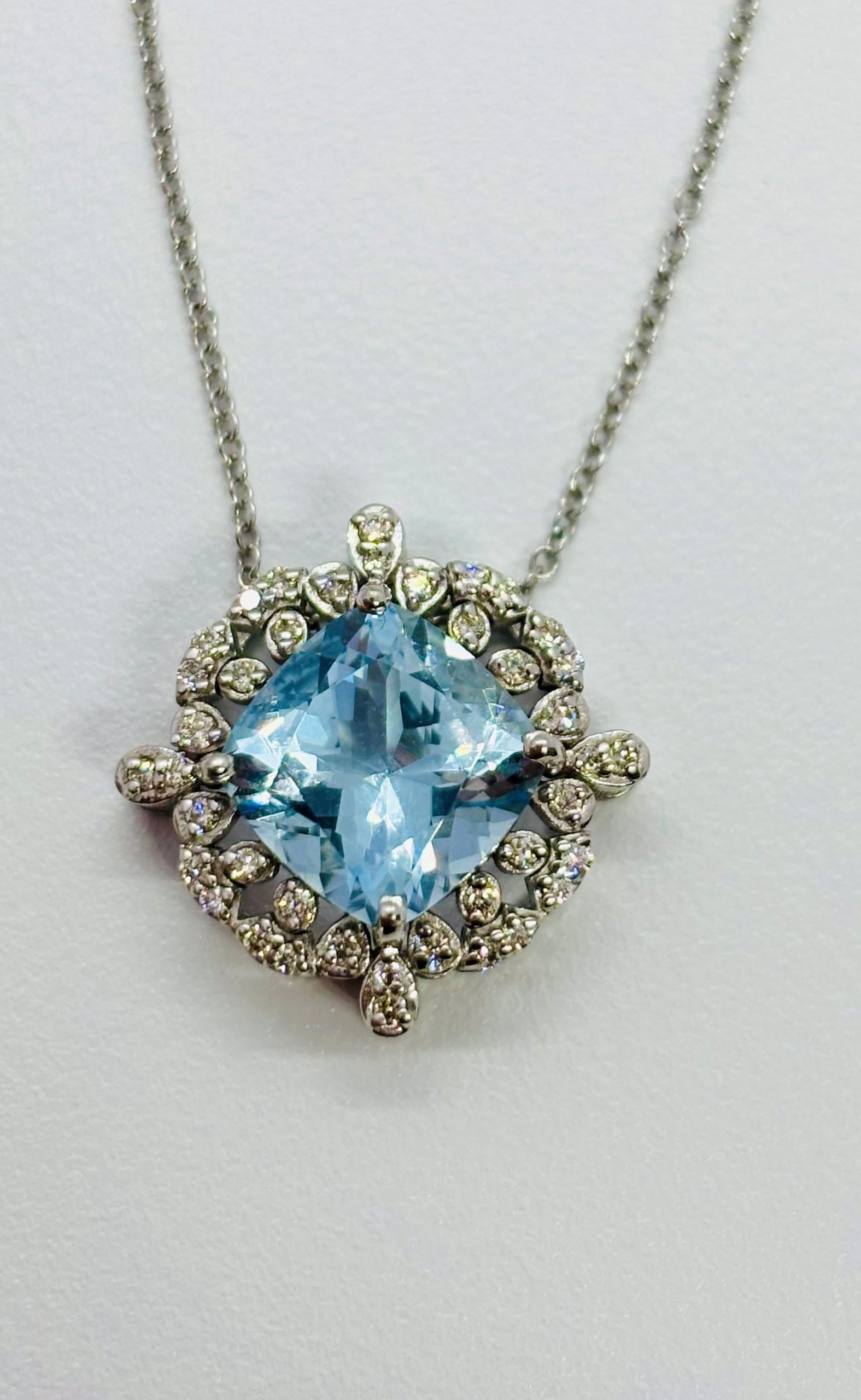 Collier avec pendentif en or blanc et diamants en aigue-marine véritable en vente 1
