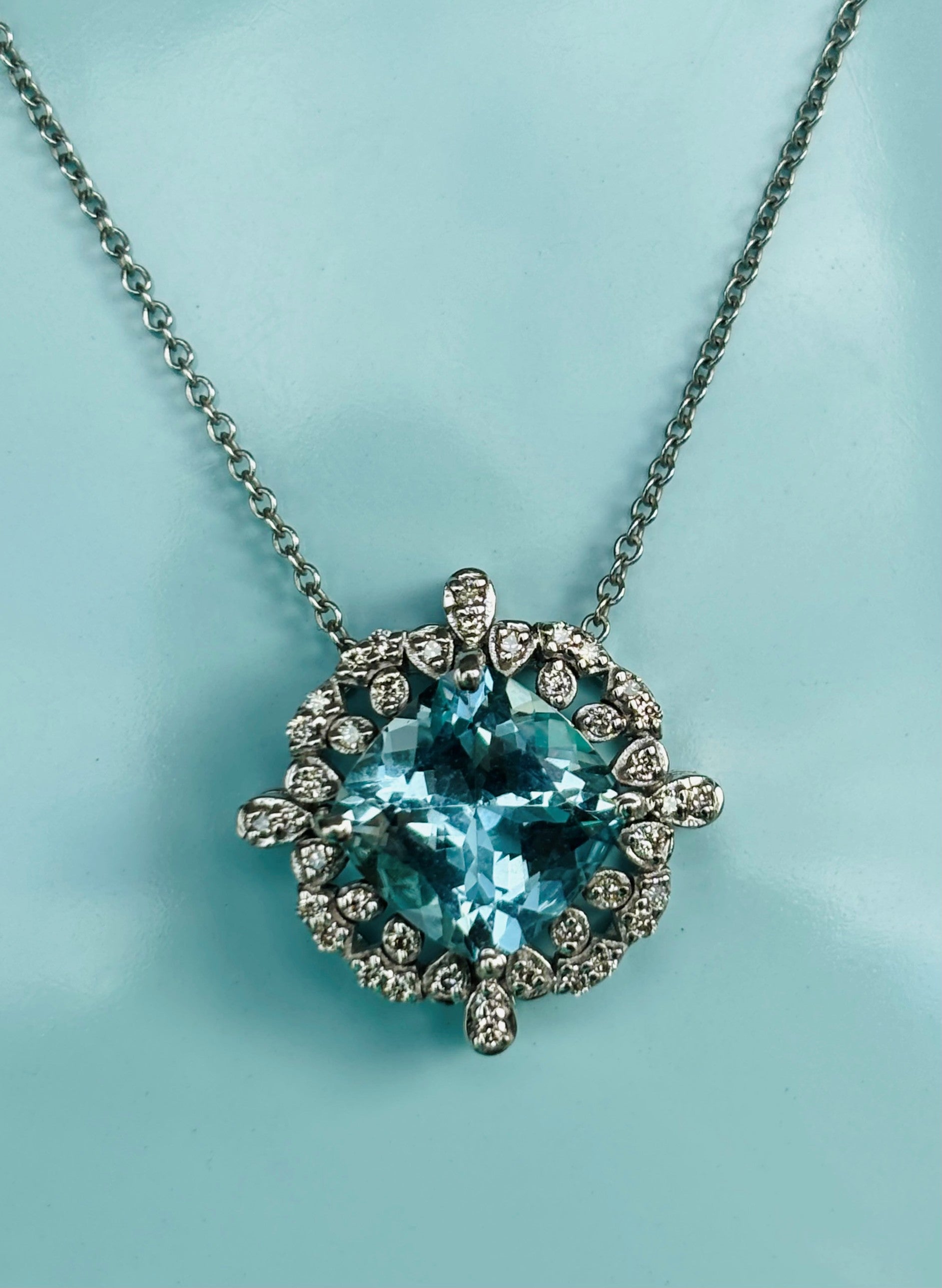 Collana con ciondolo in oro bianco e diamanti con acquamarina autentica