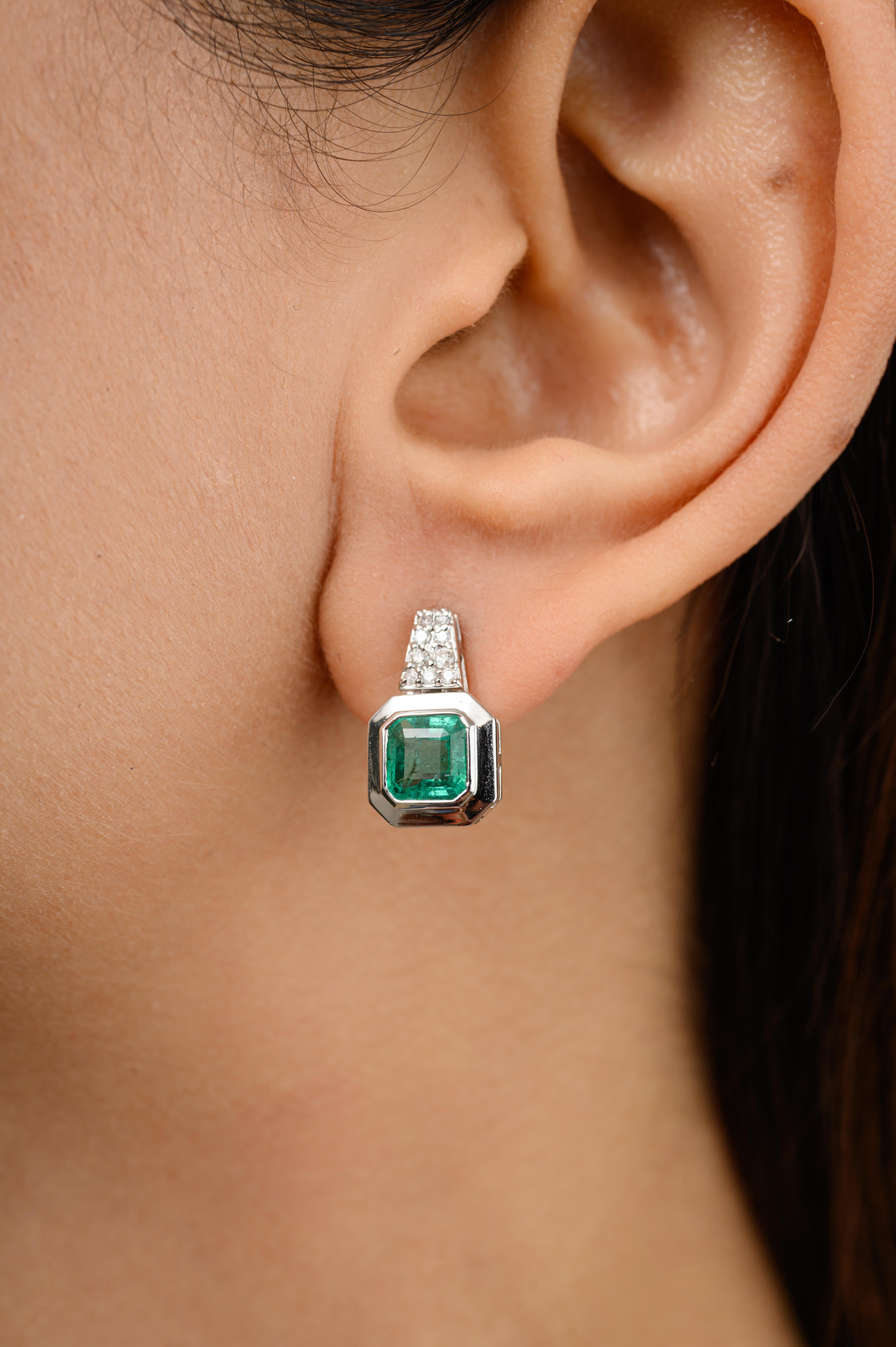 Taille Asscher Ascher, clous d'oreilles de mariage en or blanc massif 18 carats avec émeraudes et diamants véritables en vente