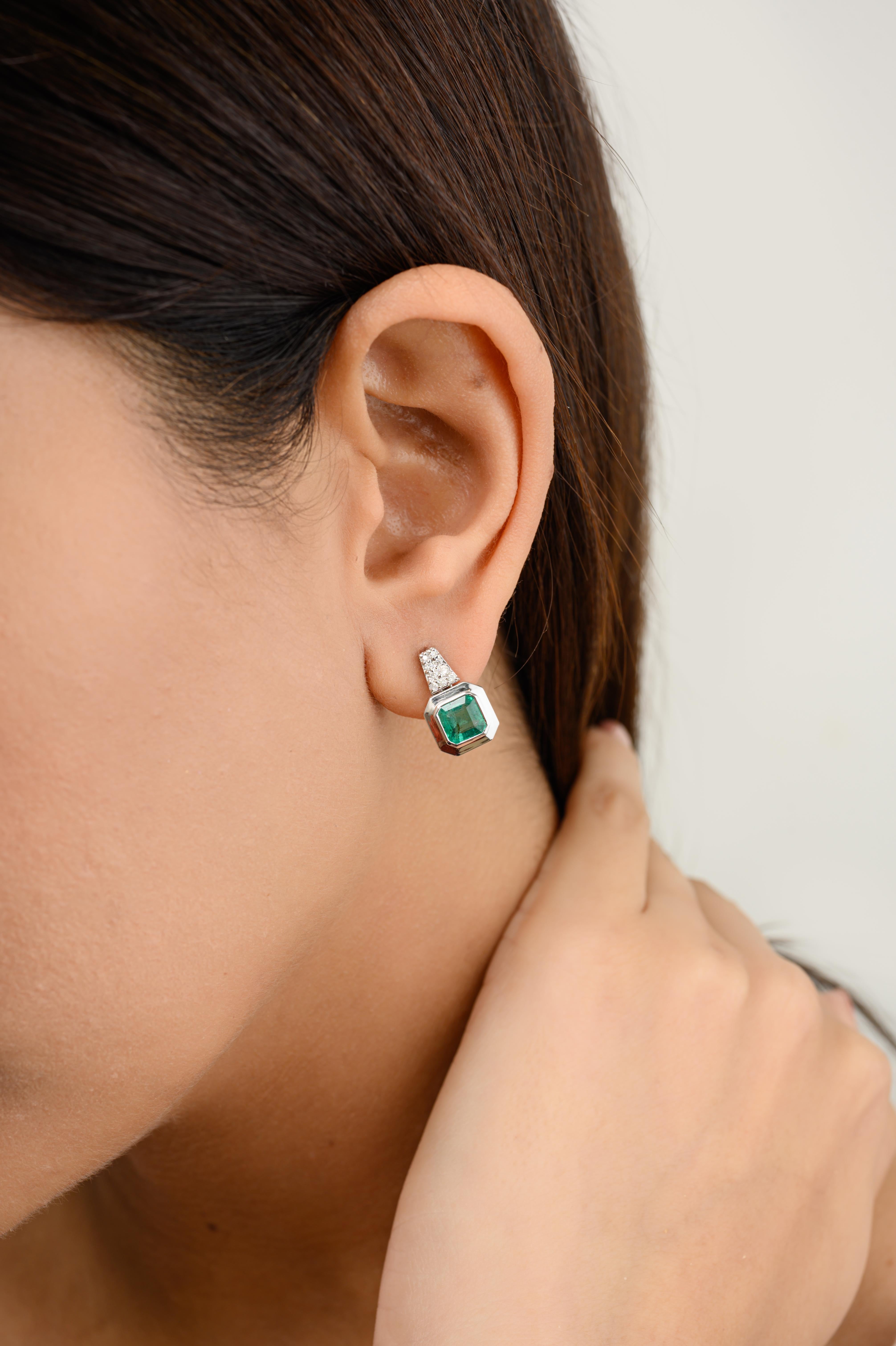 Ascher, clous d'oreilles de mariage en or blanc massif 18 carats avec émeraudes et diamants véritables en vente 2