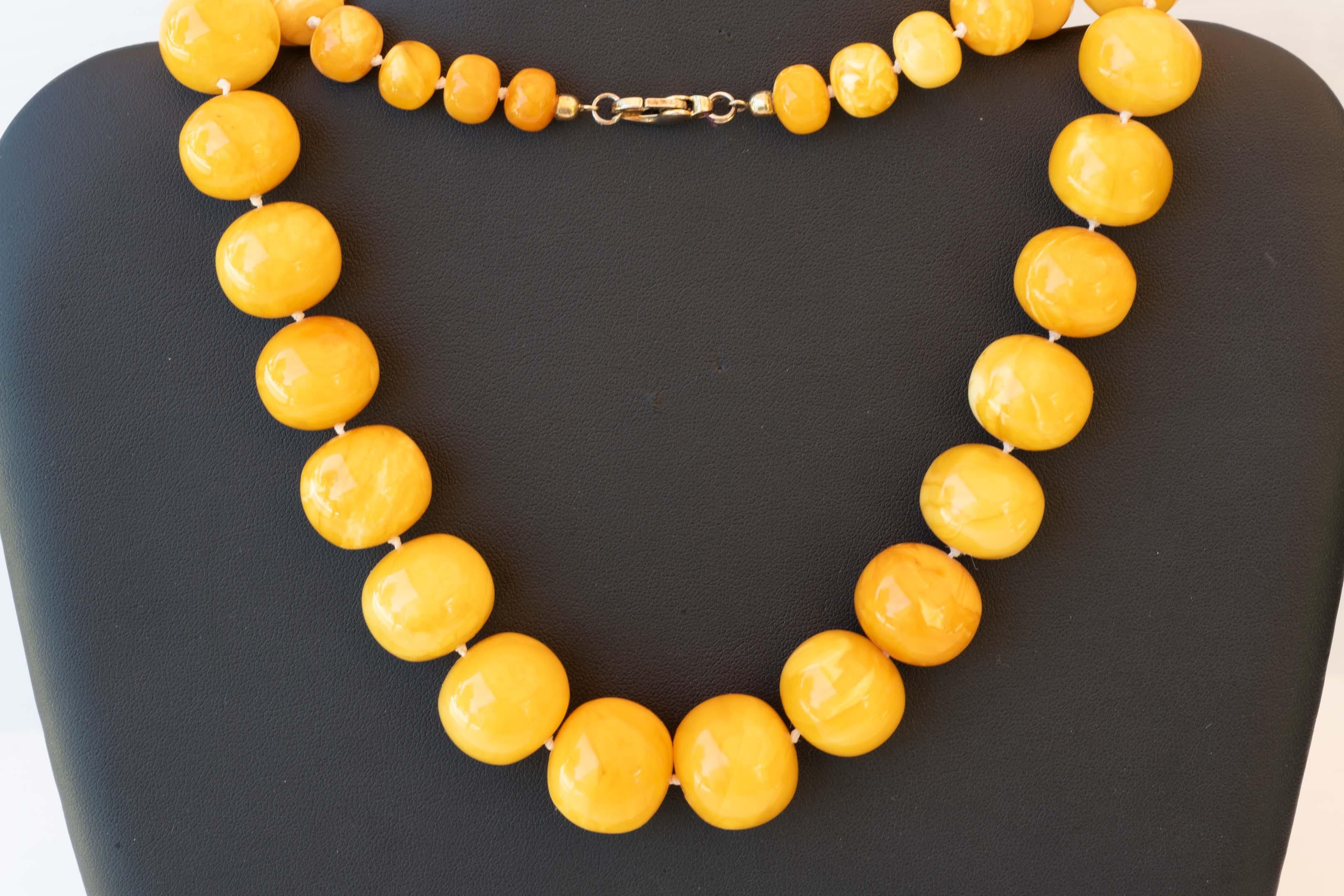 Collier d'ambre baltique véritable composé de 46 perles rondes en jaune d'œuf. Mesurant de 10 mm à 20 mm de diamètre, récemment réajusté. La taille du collier est de 29 pouces de long, d'une belle couleur chaude. Fabriqué en Lituanie, au début du