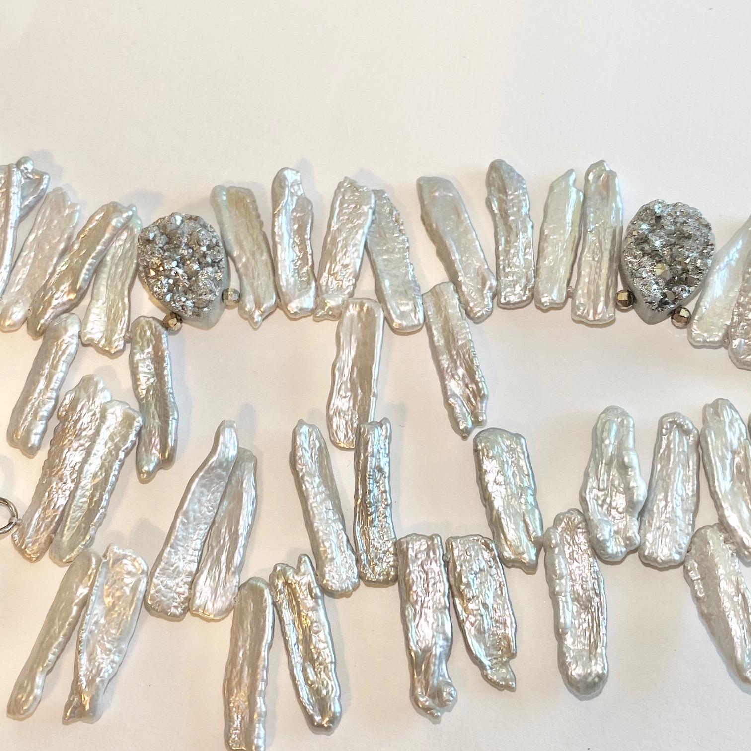 Moderne Collier structuré en perles baroques authentiques et quartz Drusy, perle de culture d'origine en vente