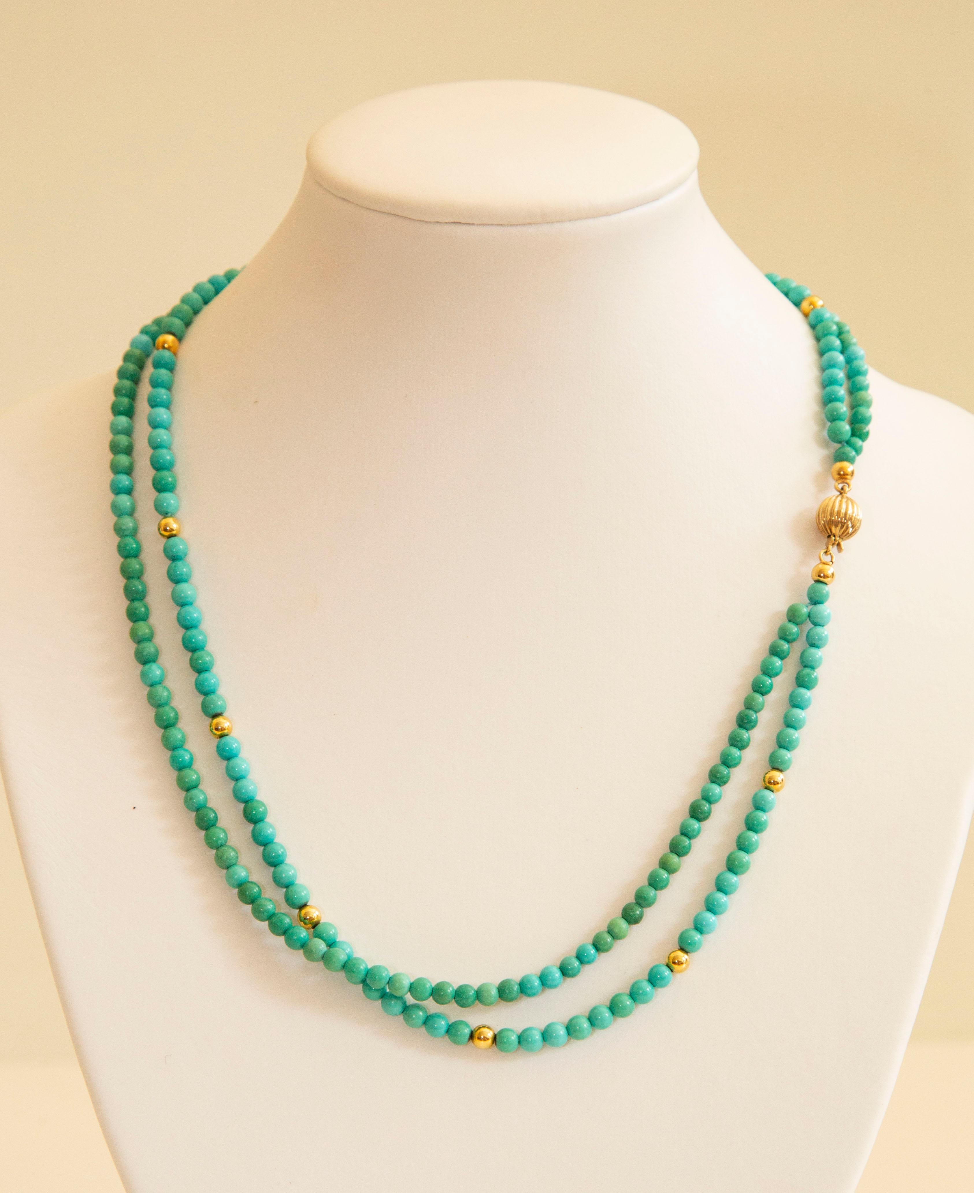 Una collana vintage composta da perle di turchese autentico (4-4,5 mm) nei classici toni del blu e del blu-verde con perle distanziatrici in oro giallo 14 carati (4 mm). La collana presenta una chiusura rotonda in oro giallo 14 carati. La chiusura è