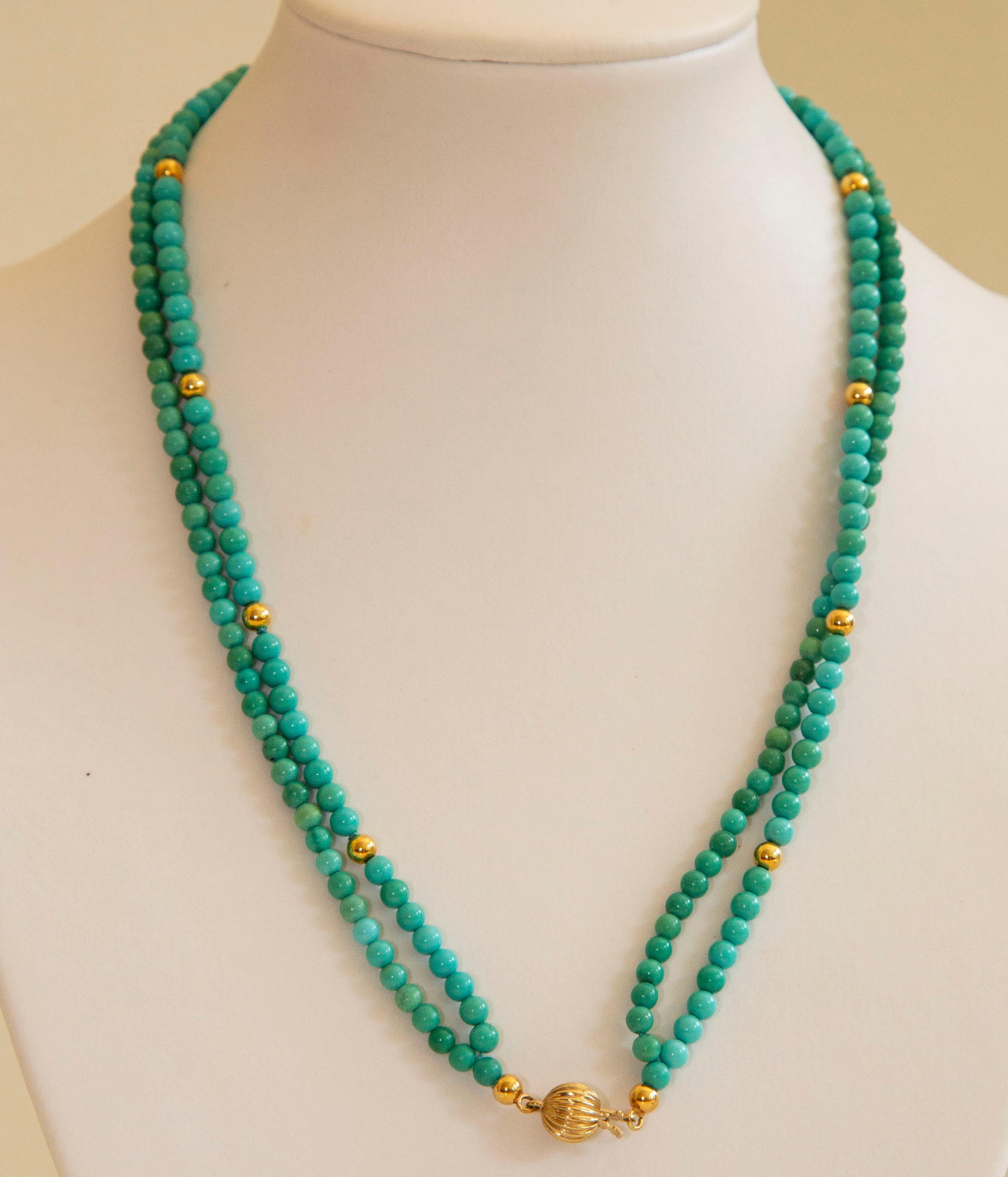 Collana di perline in turchese autentico con chiusura in oro giallo 14 carati 1960s in vendita 3