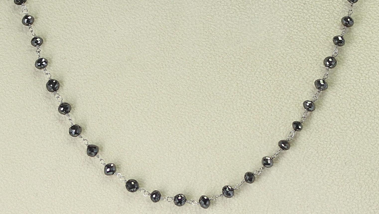 Halskette aus 18 Karat Weißgold mit echten schwarzen Diamantperlen, Drahtgewickelt (Perle) im Angebot