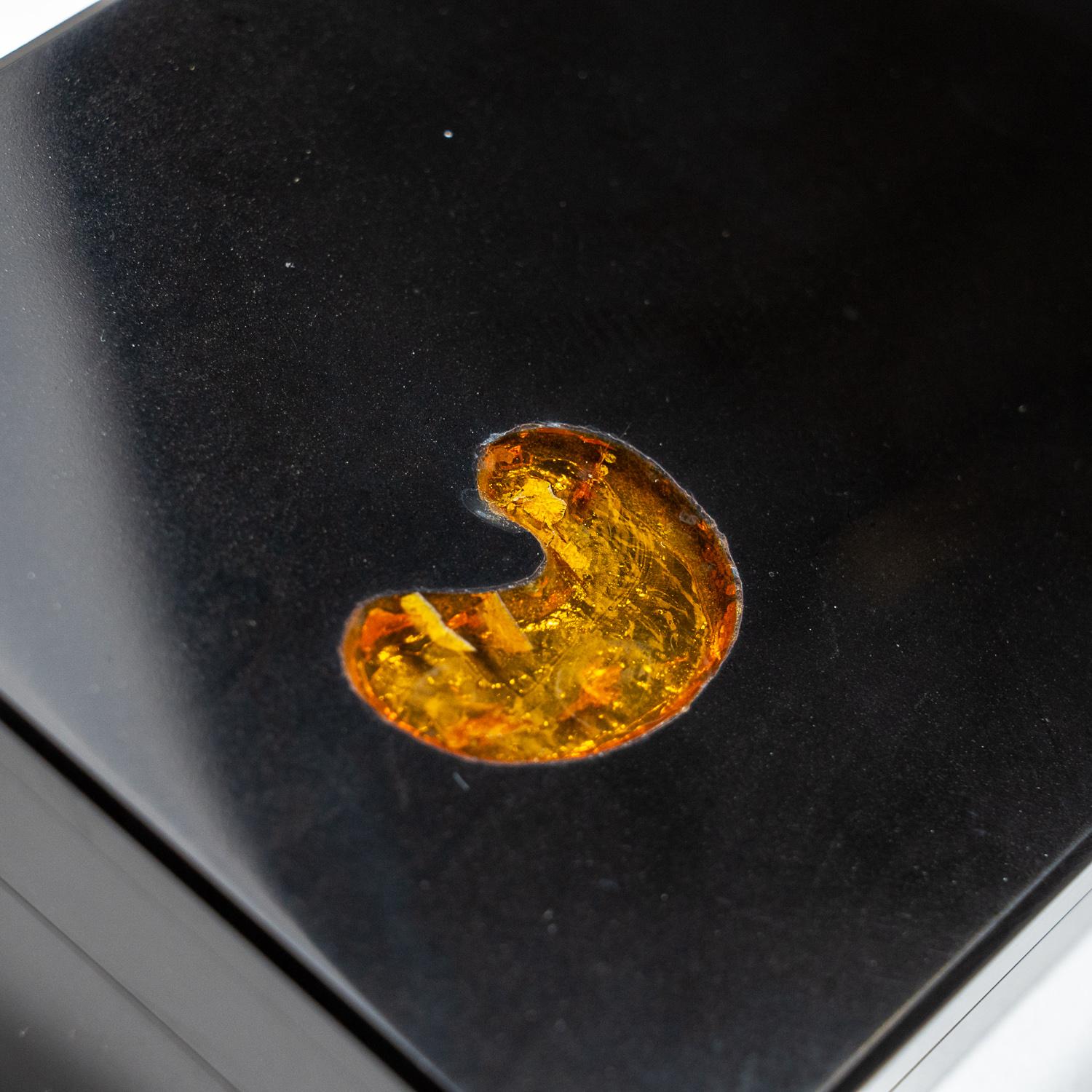 Boîte en onyx noir véritable avec bijoux en ambre (1,25 de hauteur, 1,5 lbs.) Neuf - En vente à New York, NY